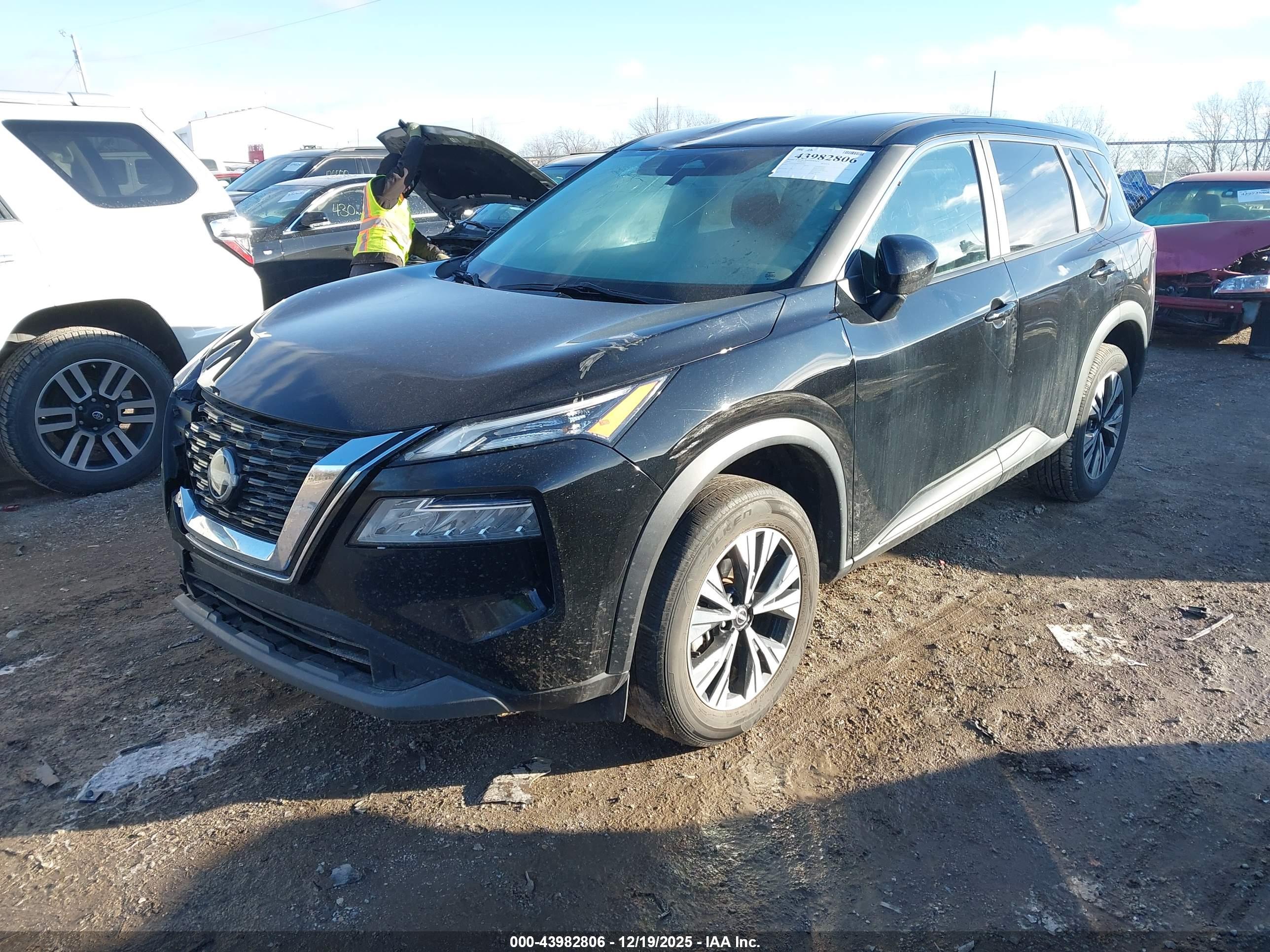 NISSAN ROGUE image 2