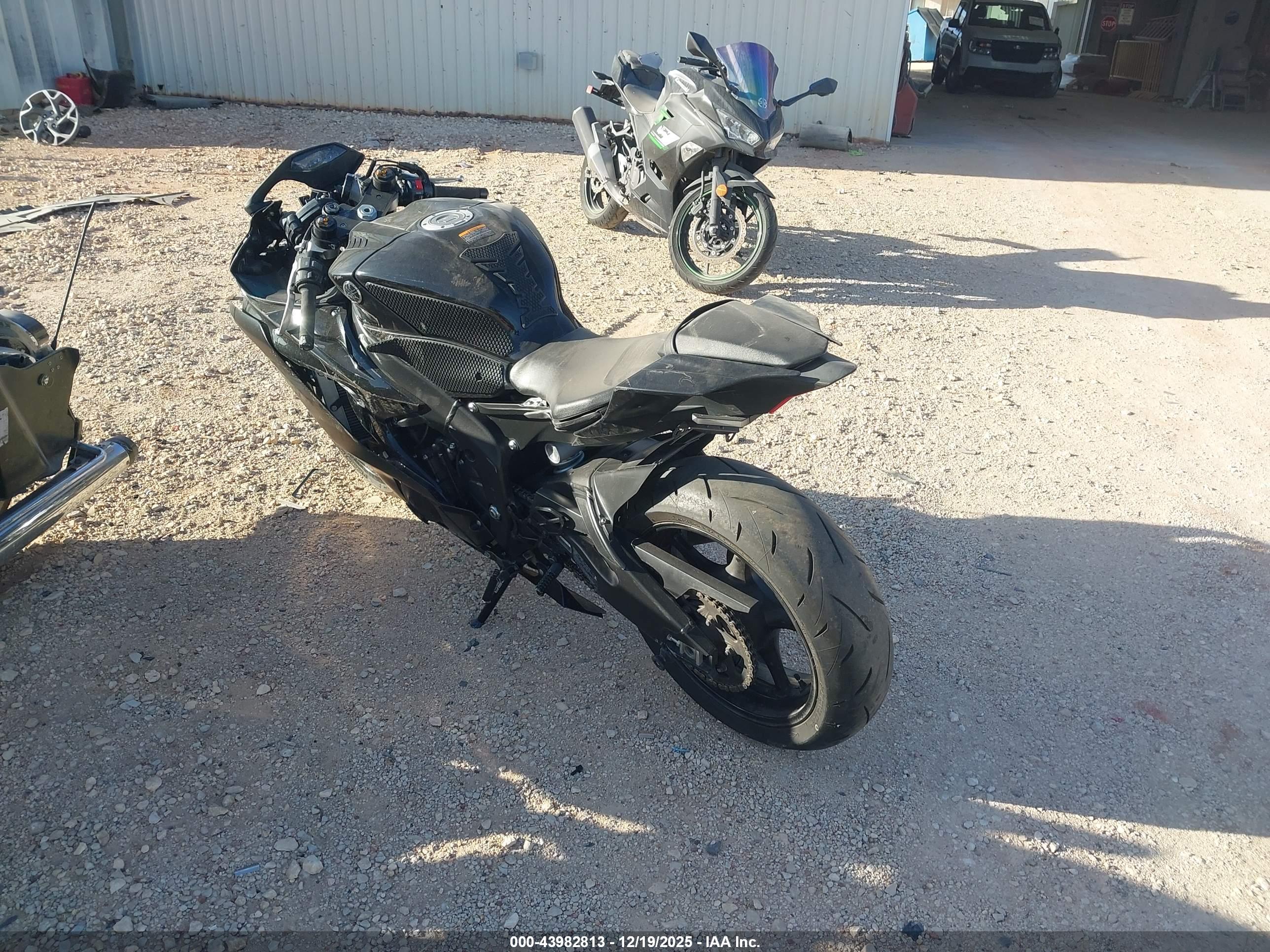 YAMAHA YZFR6 image 3