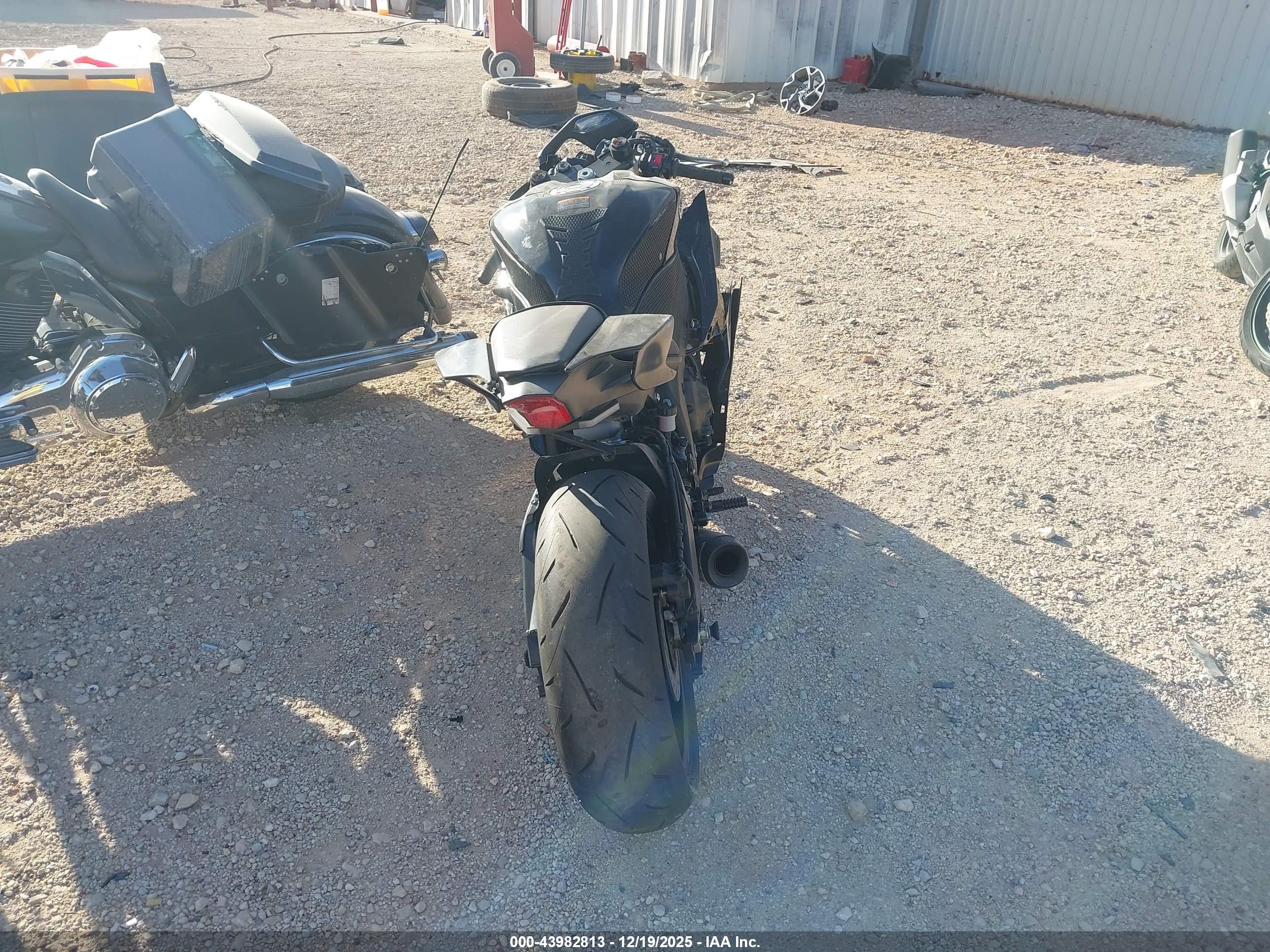 YAMAHA YZFR6 image 6