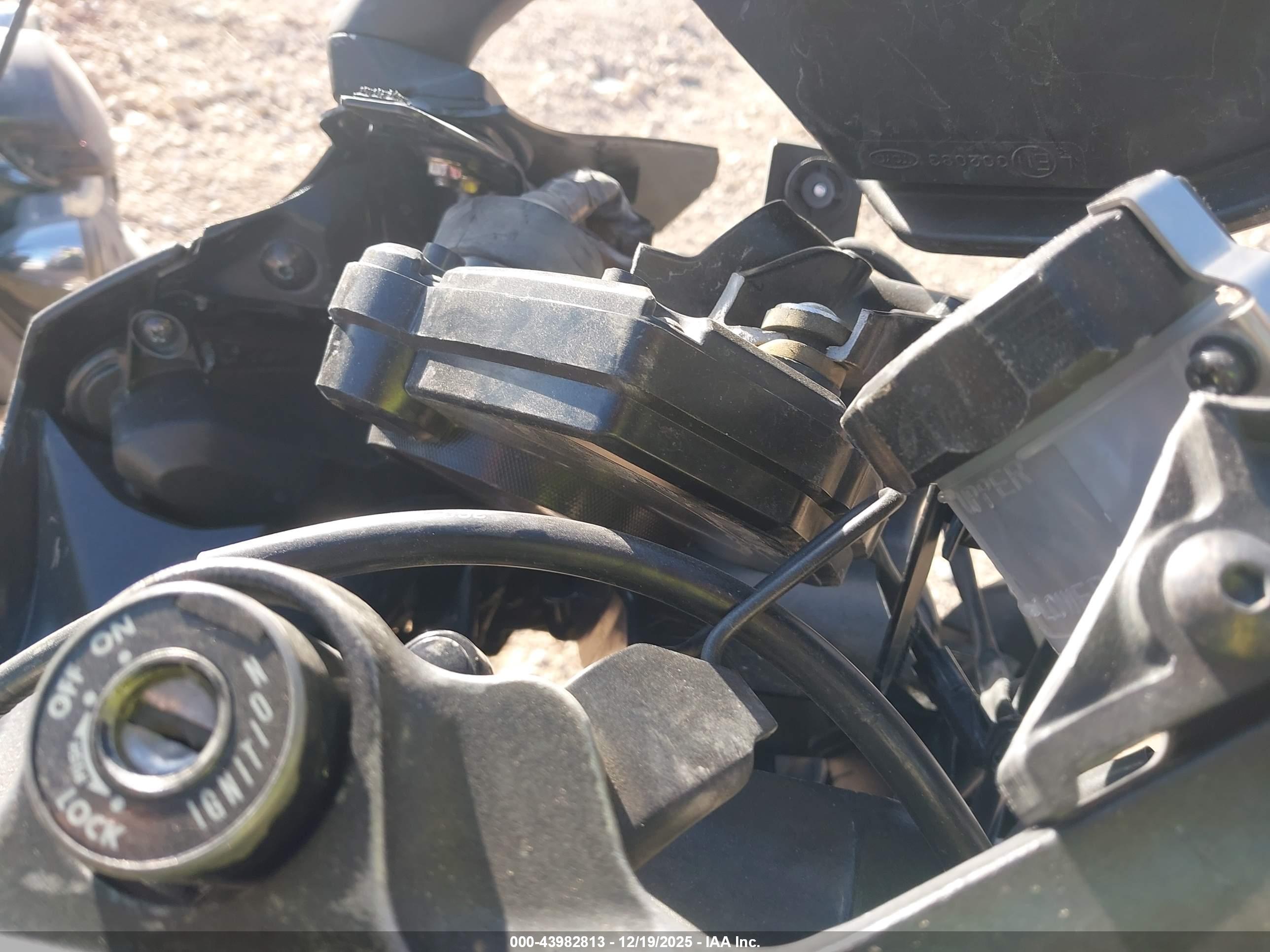 YAMAHA YZFR6 image 7