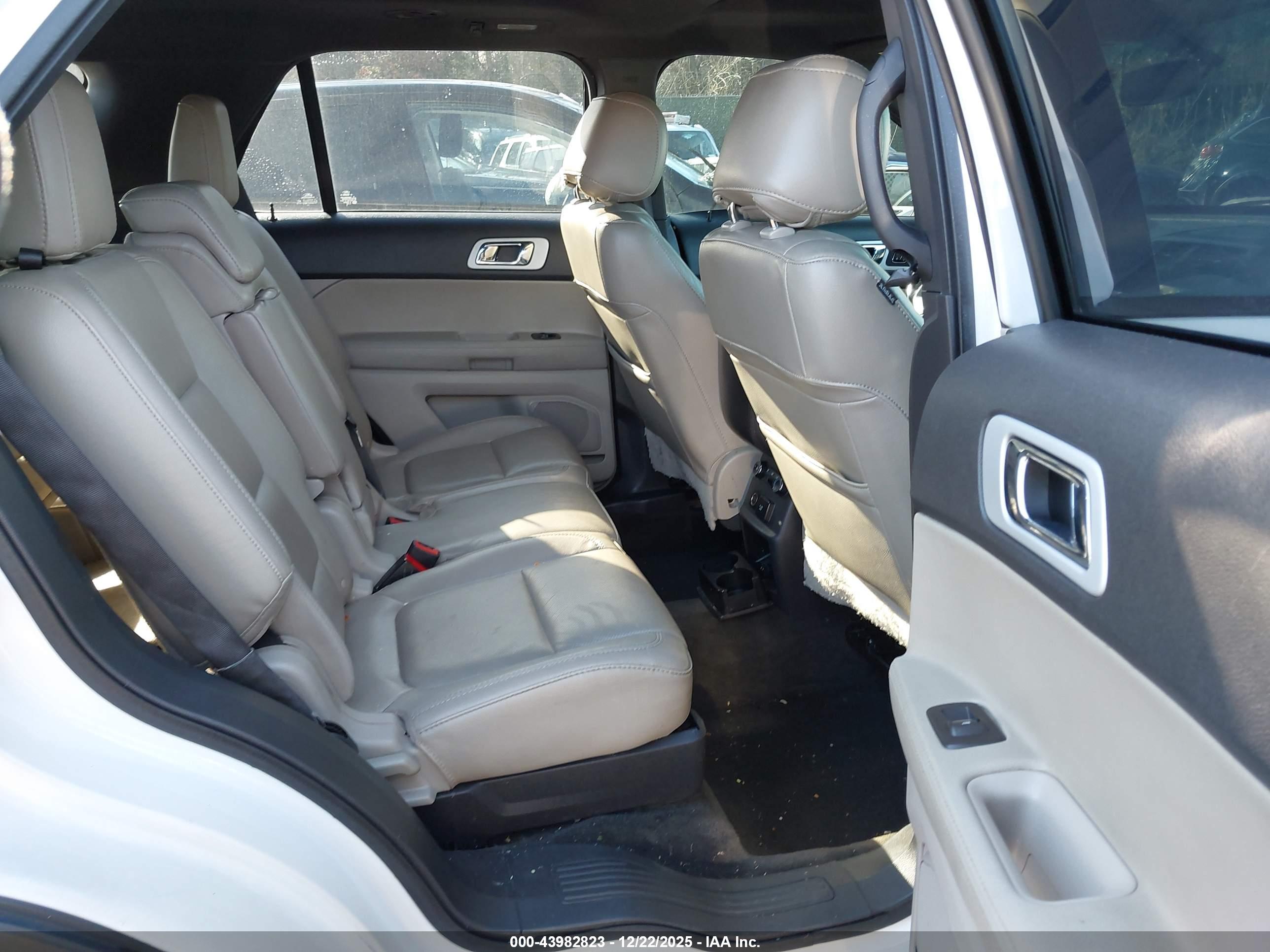 FORD EXPLORER image 8