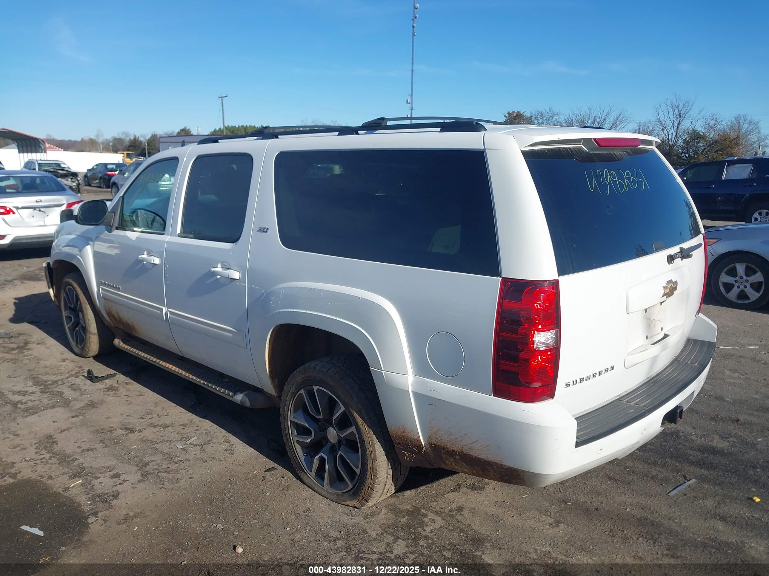 CHEVROLET SUBURBAN image 3