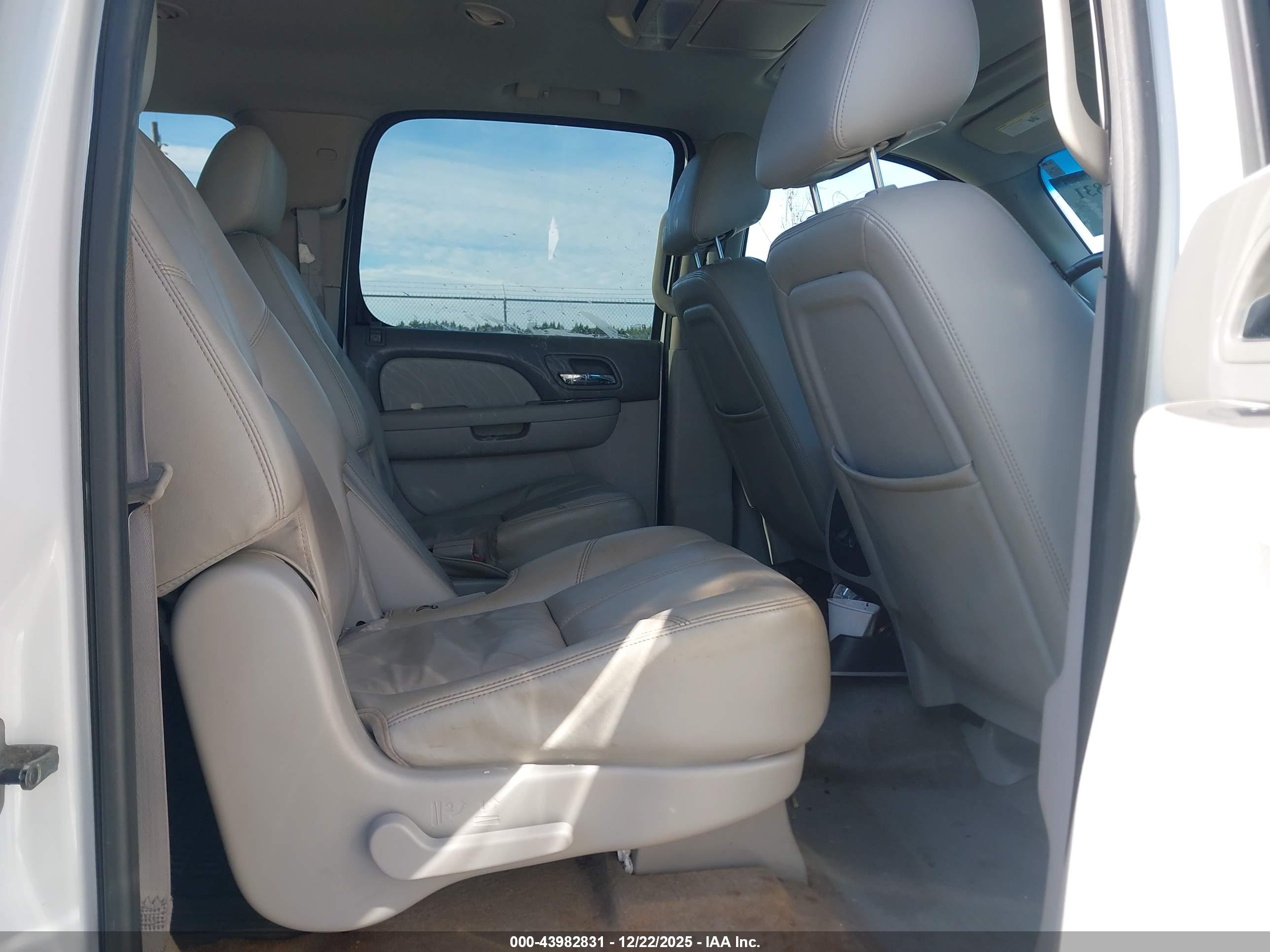 CHEVROLET SUBURBAN image 8