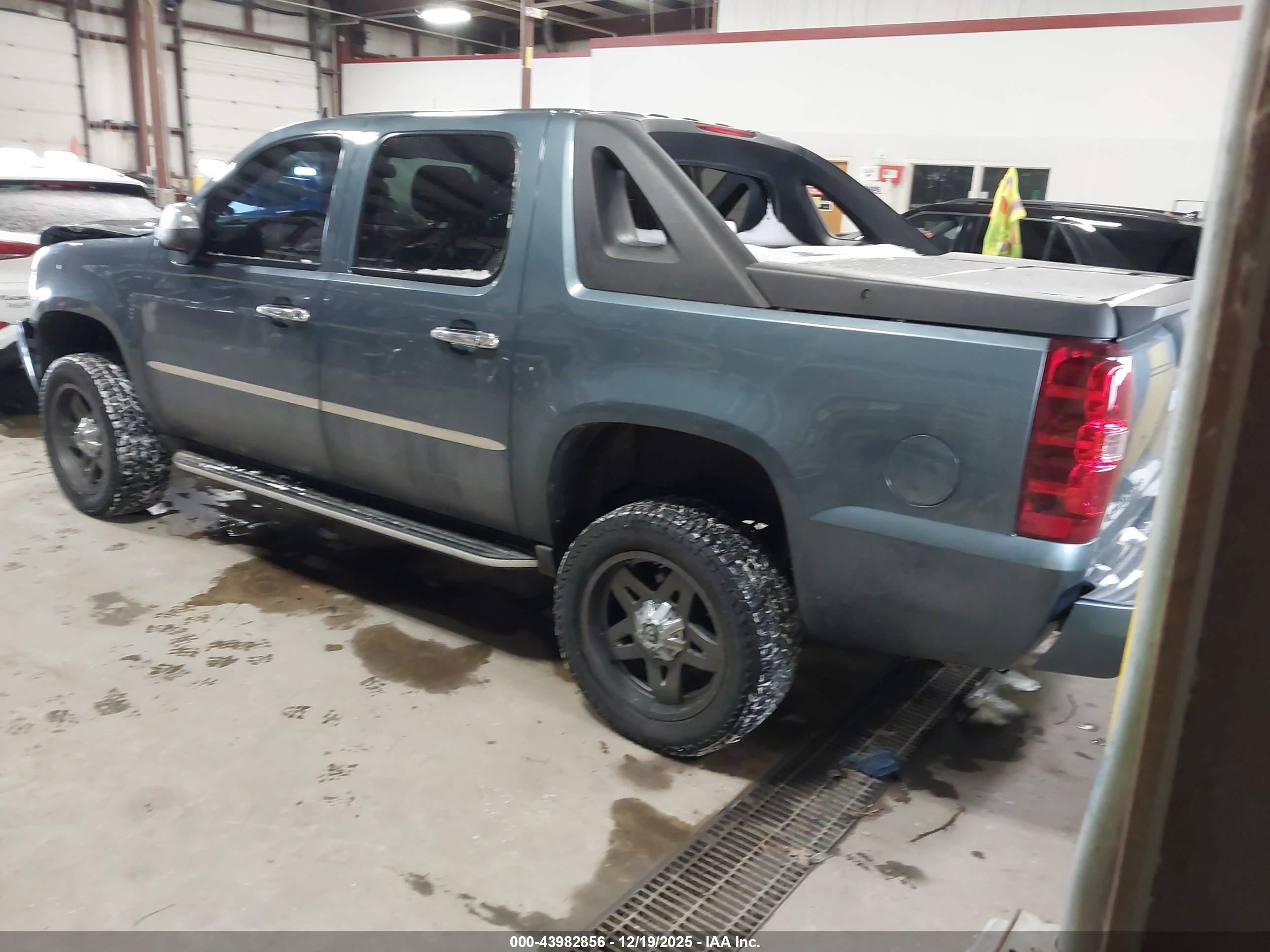 CHEVROLET AVALANCHE image 3