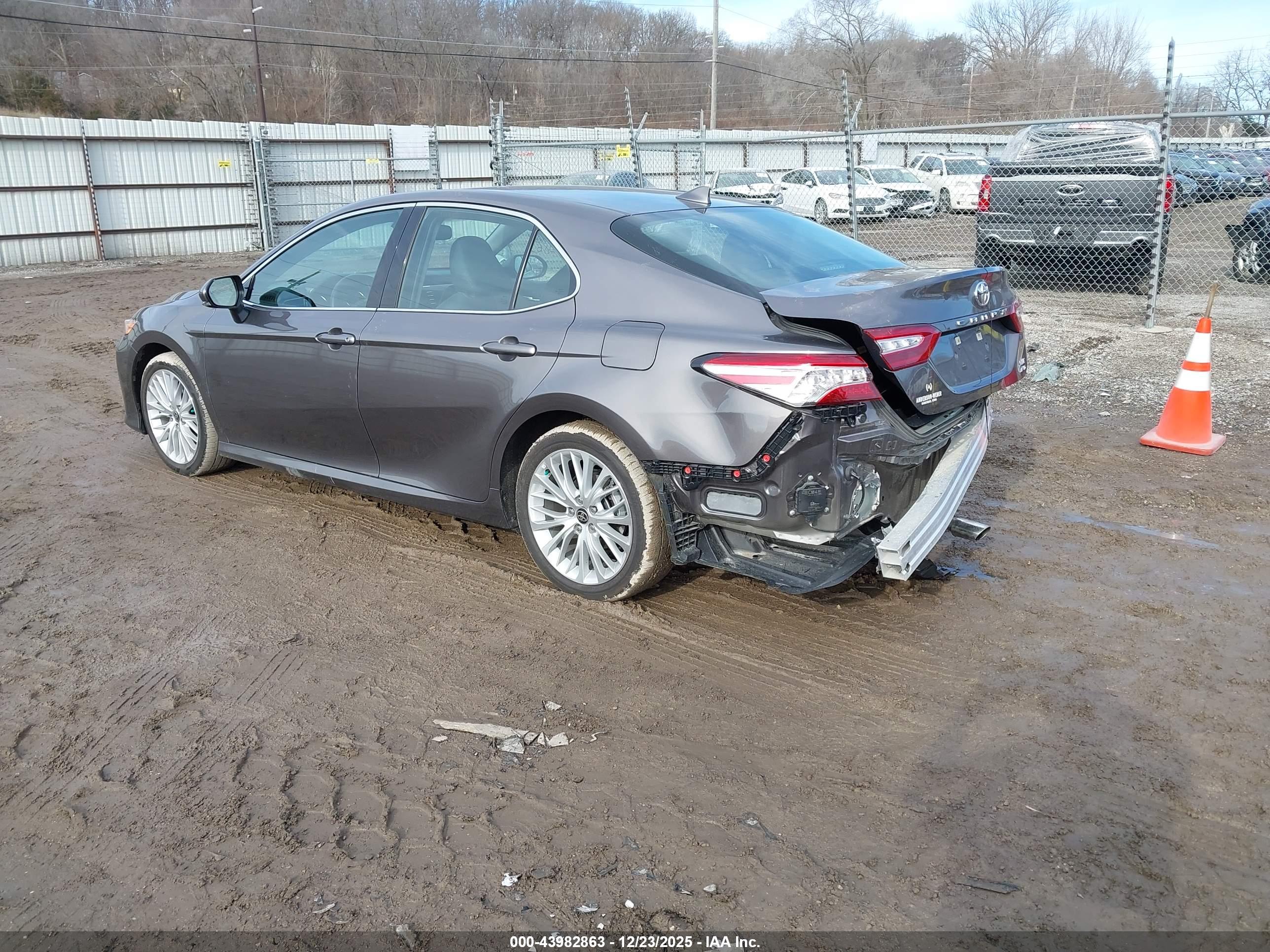 TOYOTA CAMRY image 3