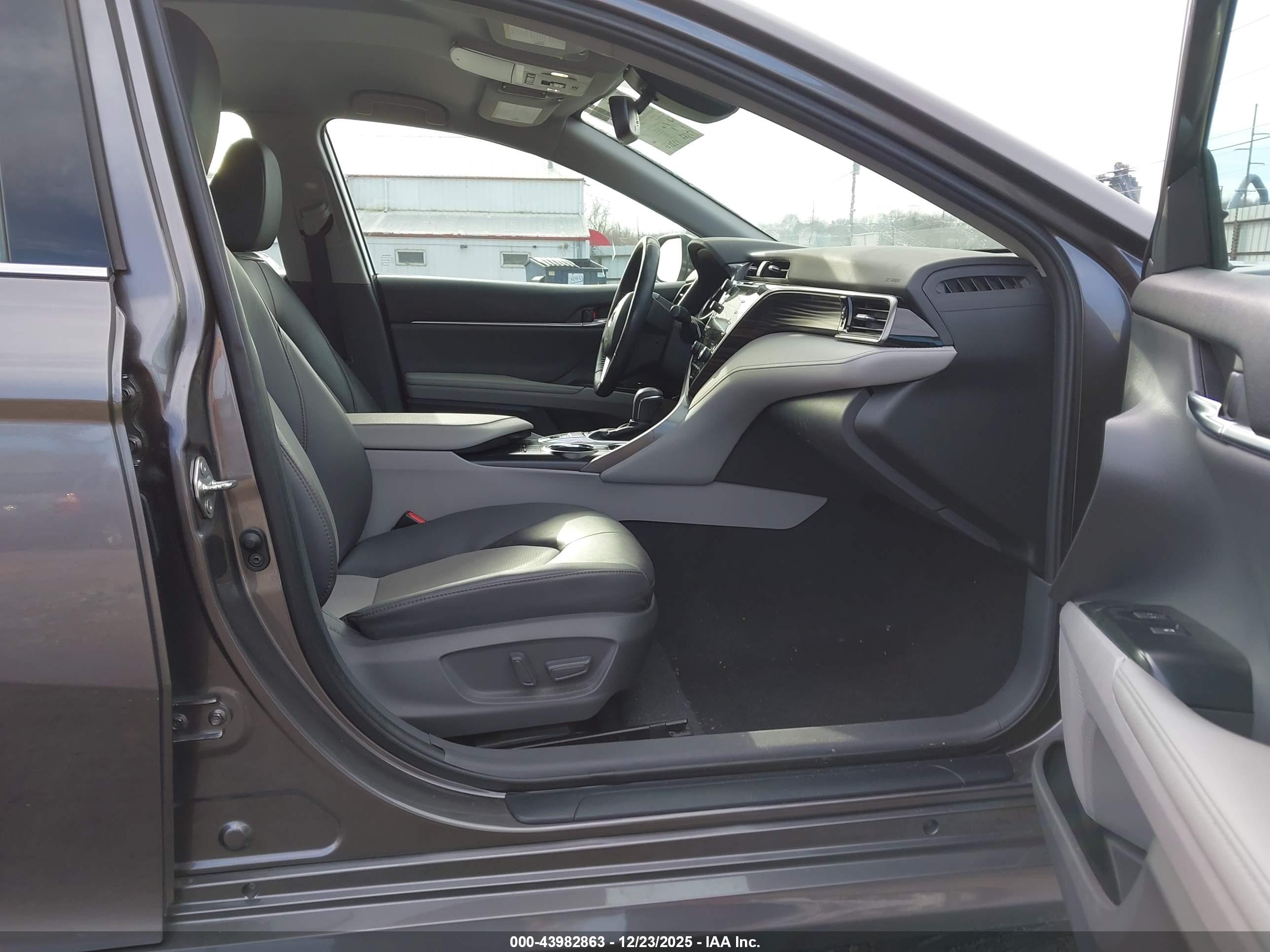 TOYOTA CAMRY image 5