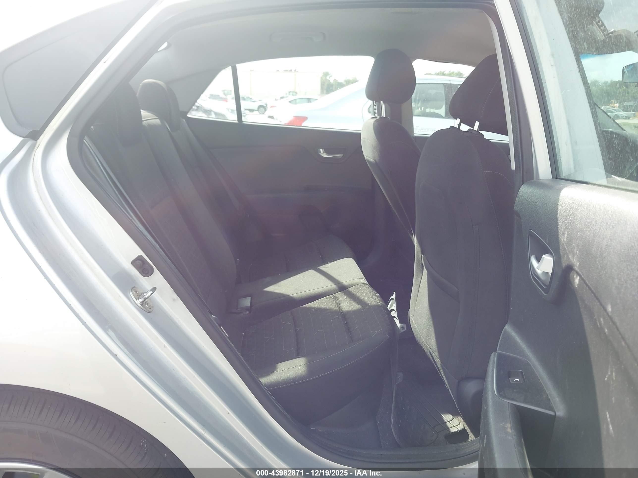 KIA RIO image 8