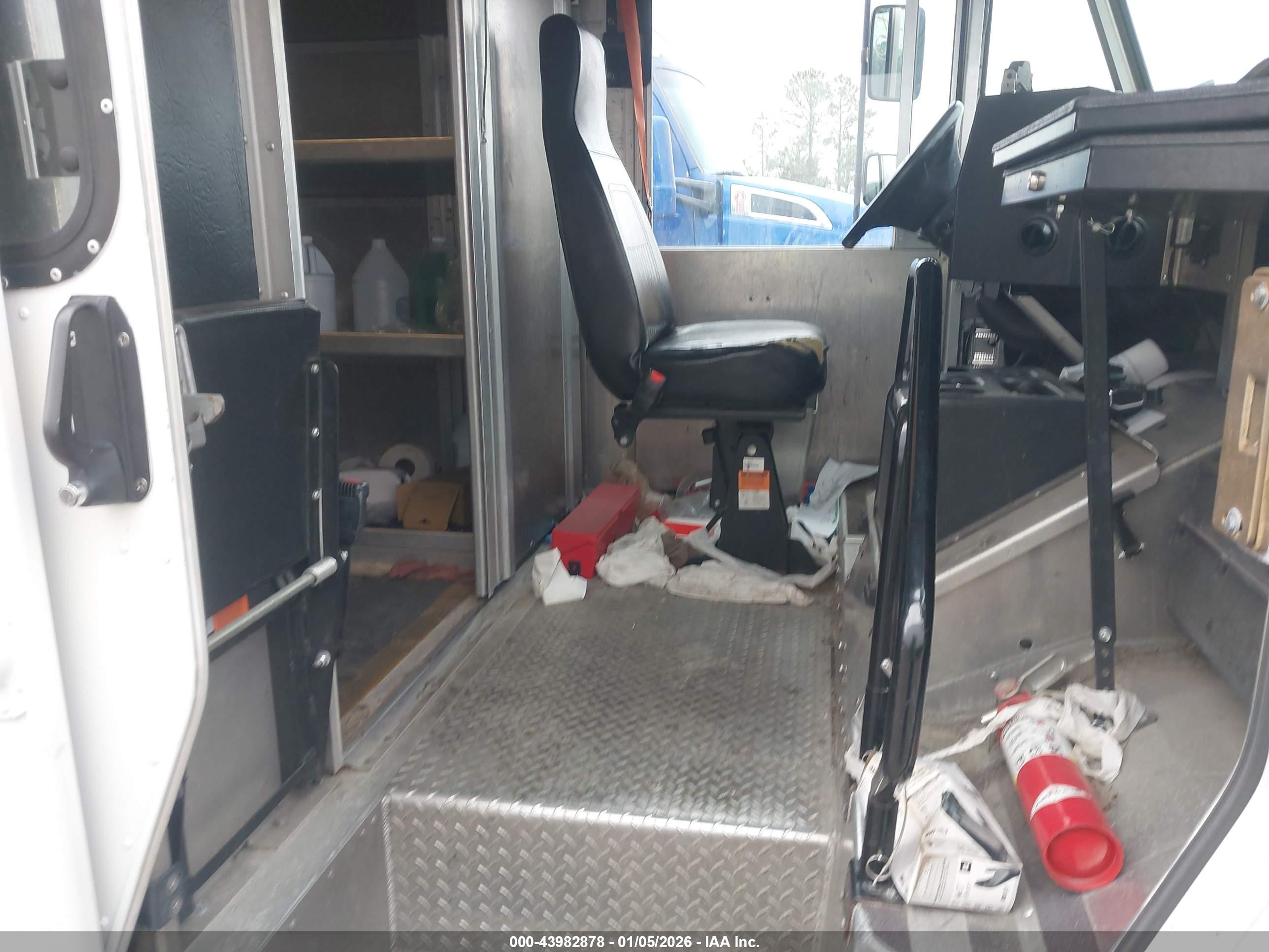 FORD E-350 image 7