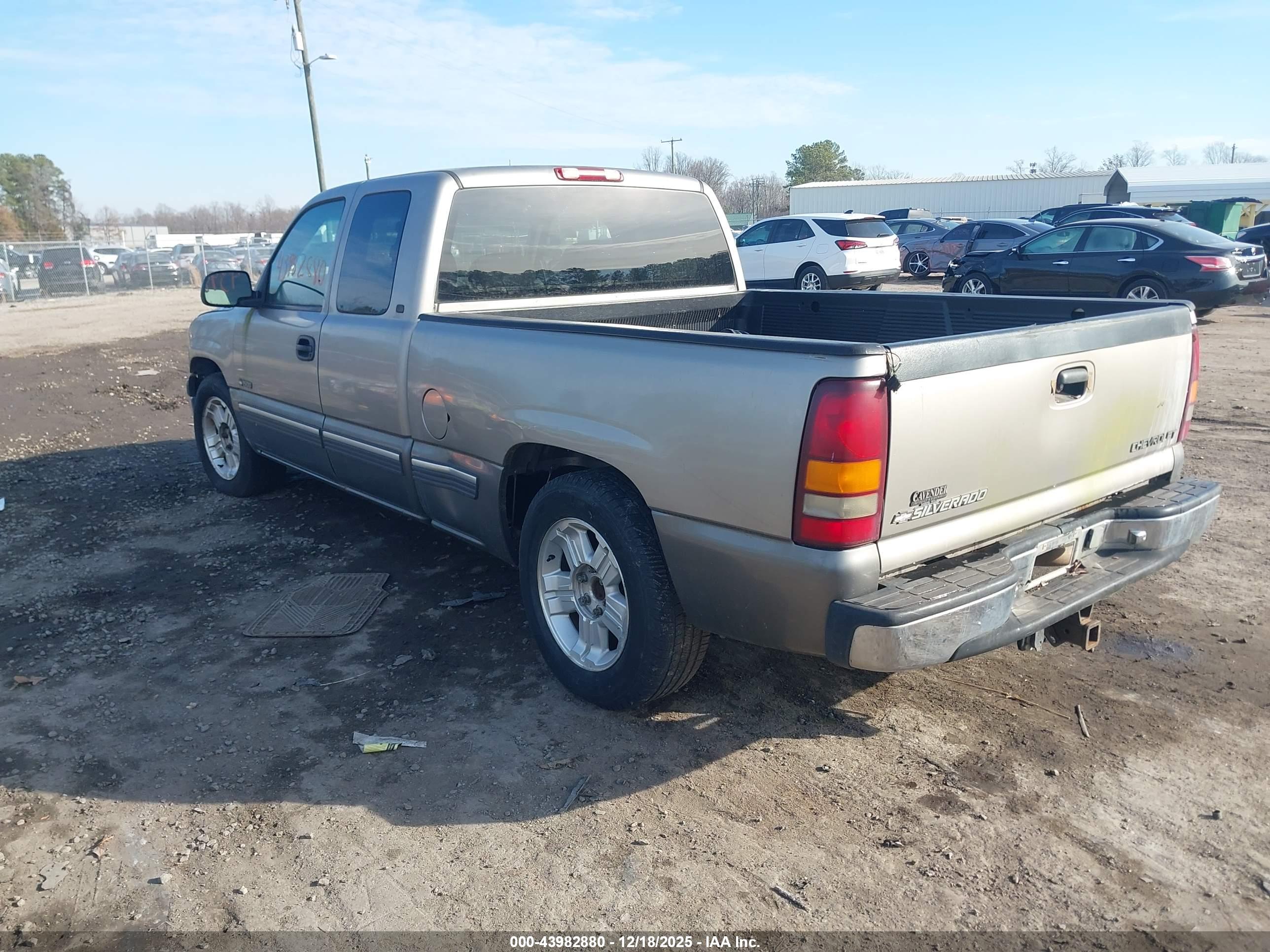 CHEVROLET SILVERADO image 3