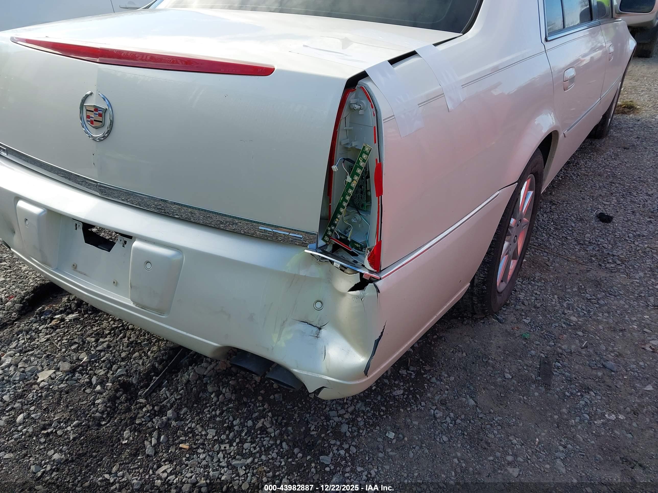 CADILLAC DTS image 6