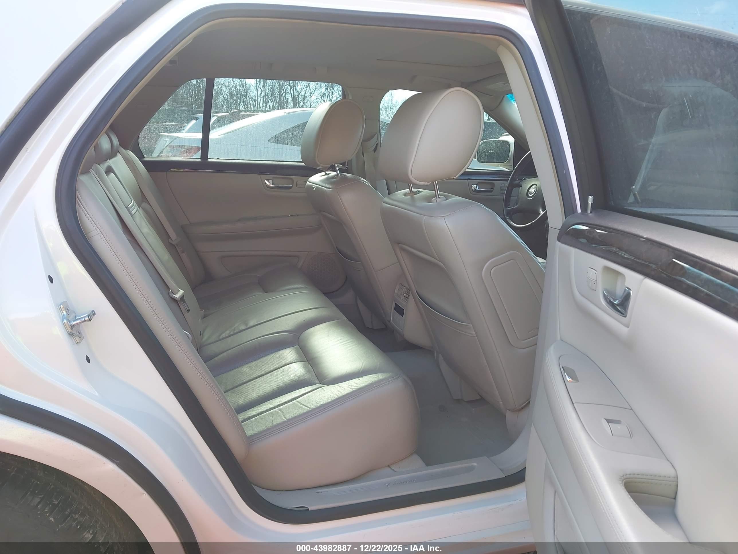 CADILLAC DTS image 8