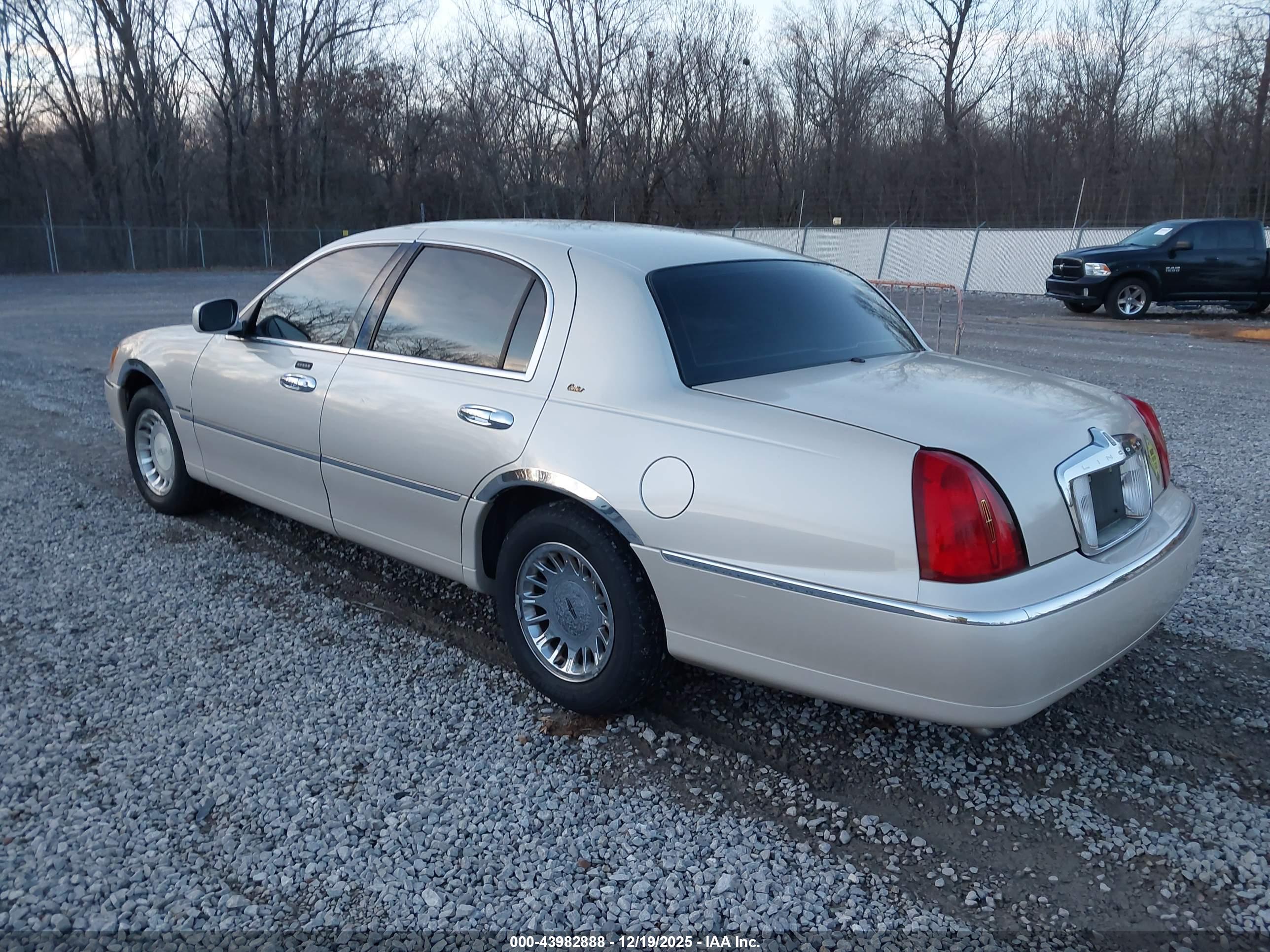 LINCOLN TOWN image 3
