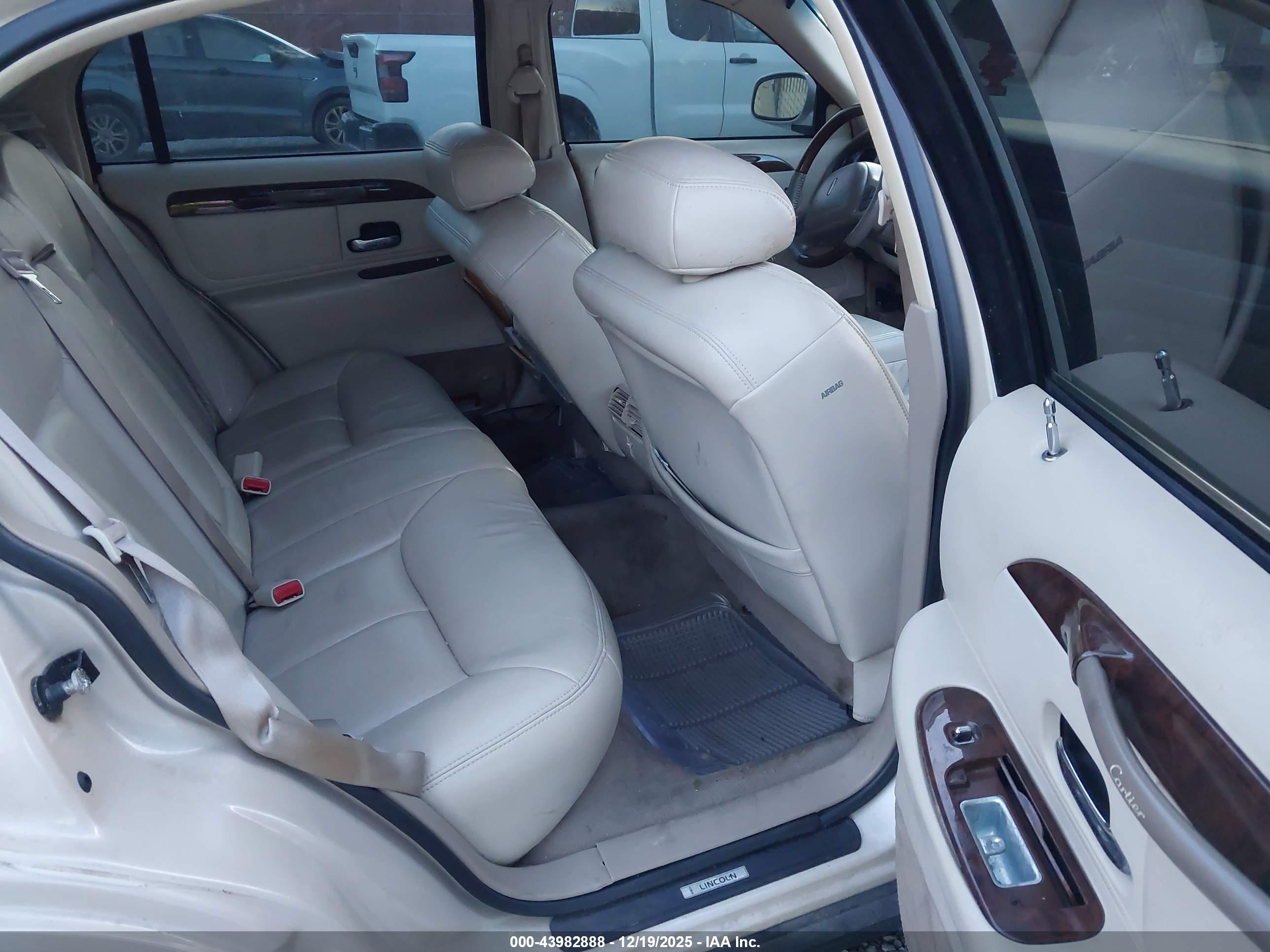 LINCOLN TOWN image 8