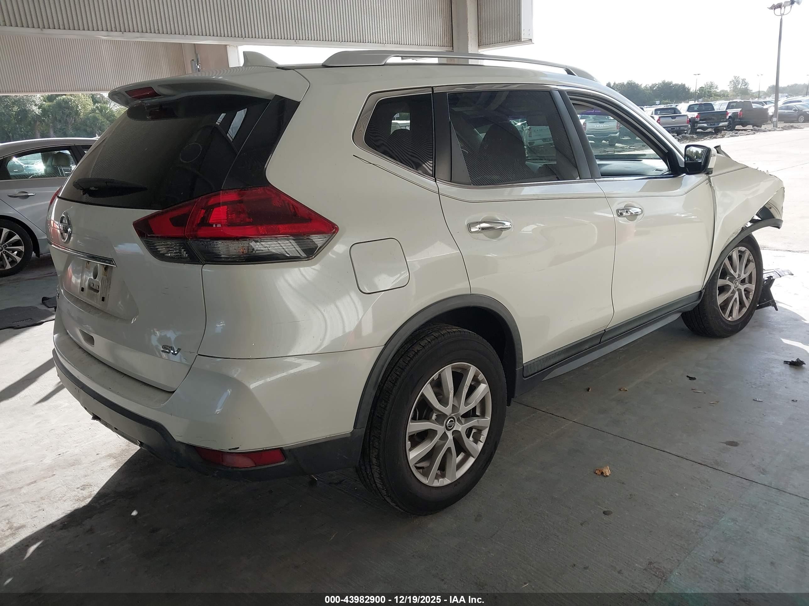 NISSAN ROGUE image 4