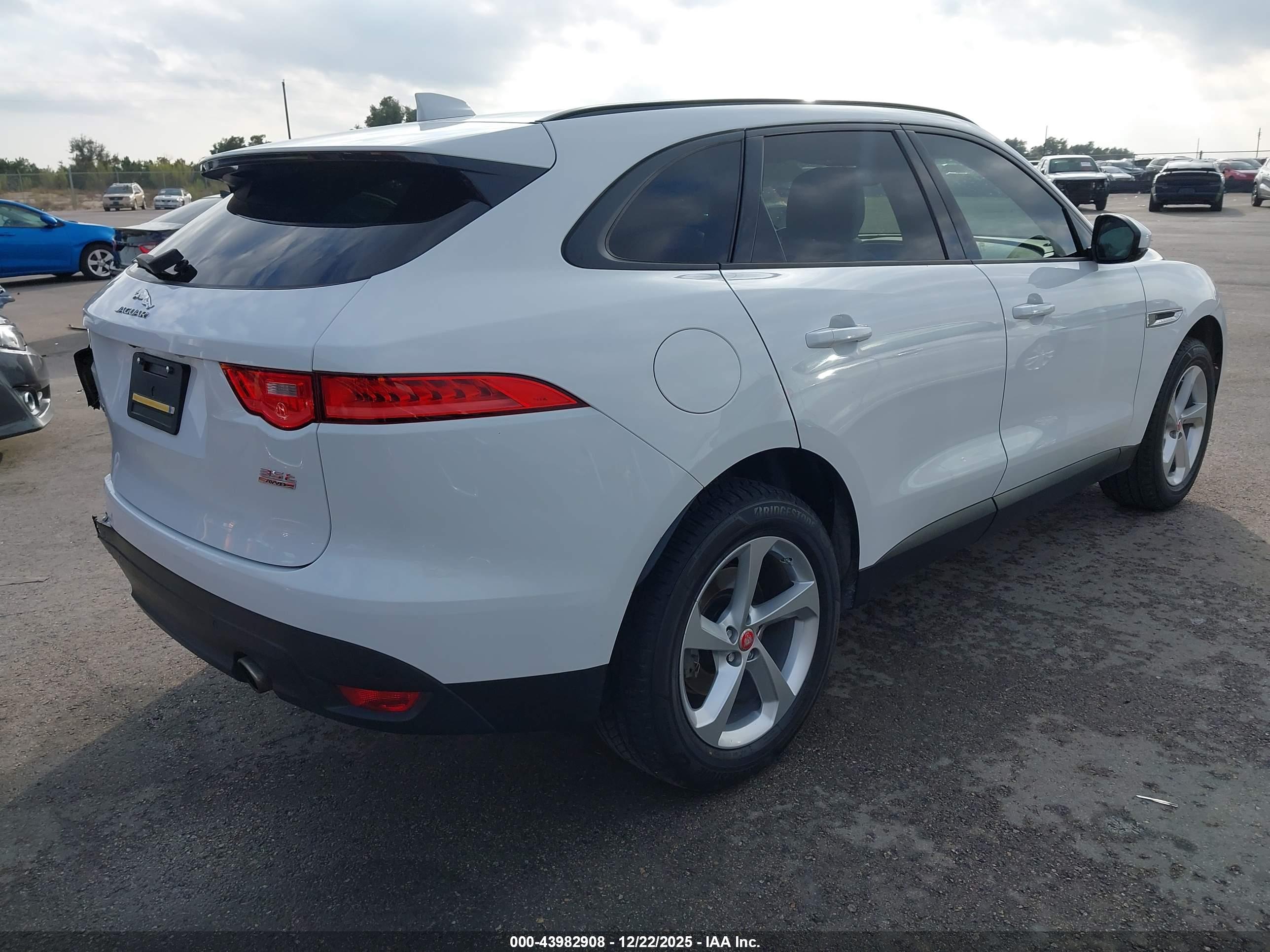 JAGUAR F-PACE image 4