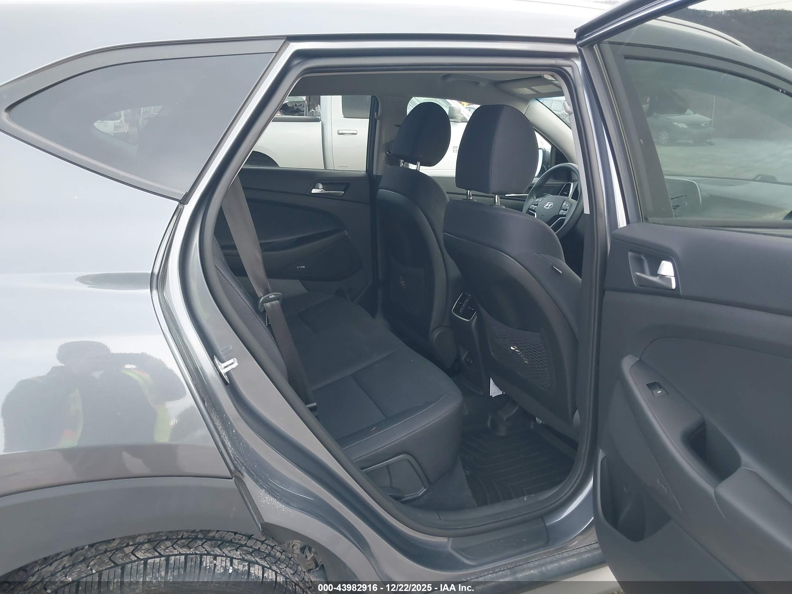 HYUNDAI TUCSON image 8