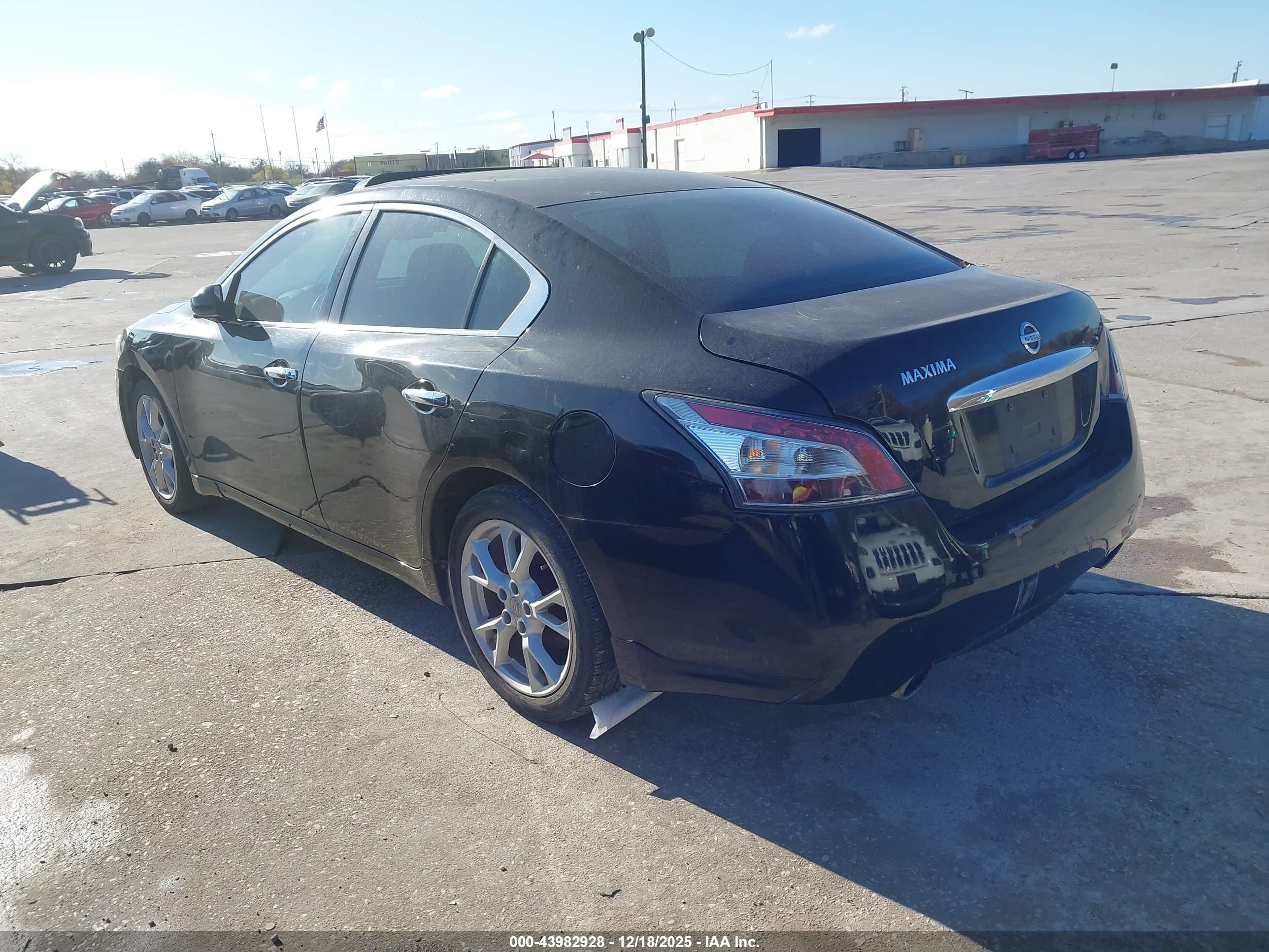 NISSAN MAXIMA image 3