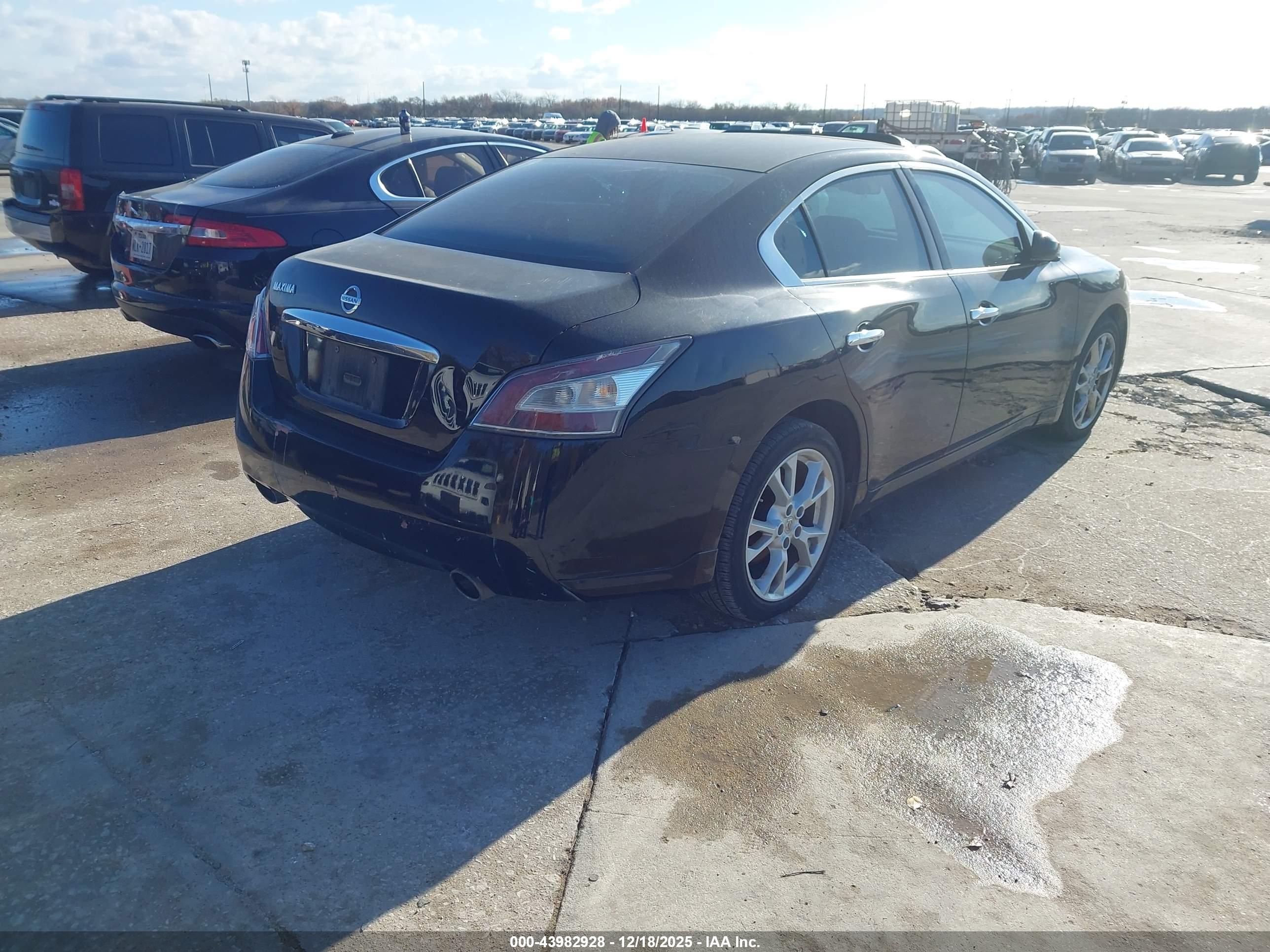 NISSAN MAXIMA image 4