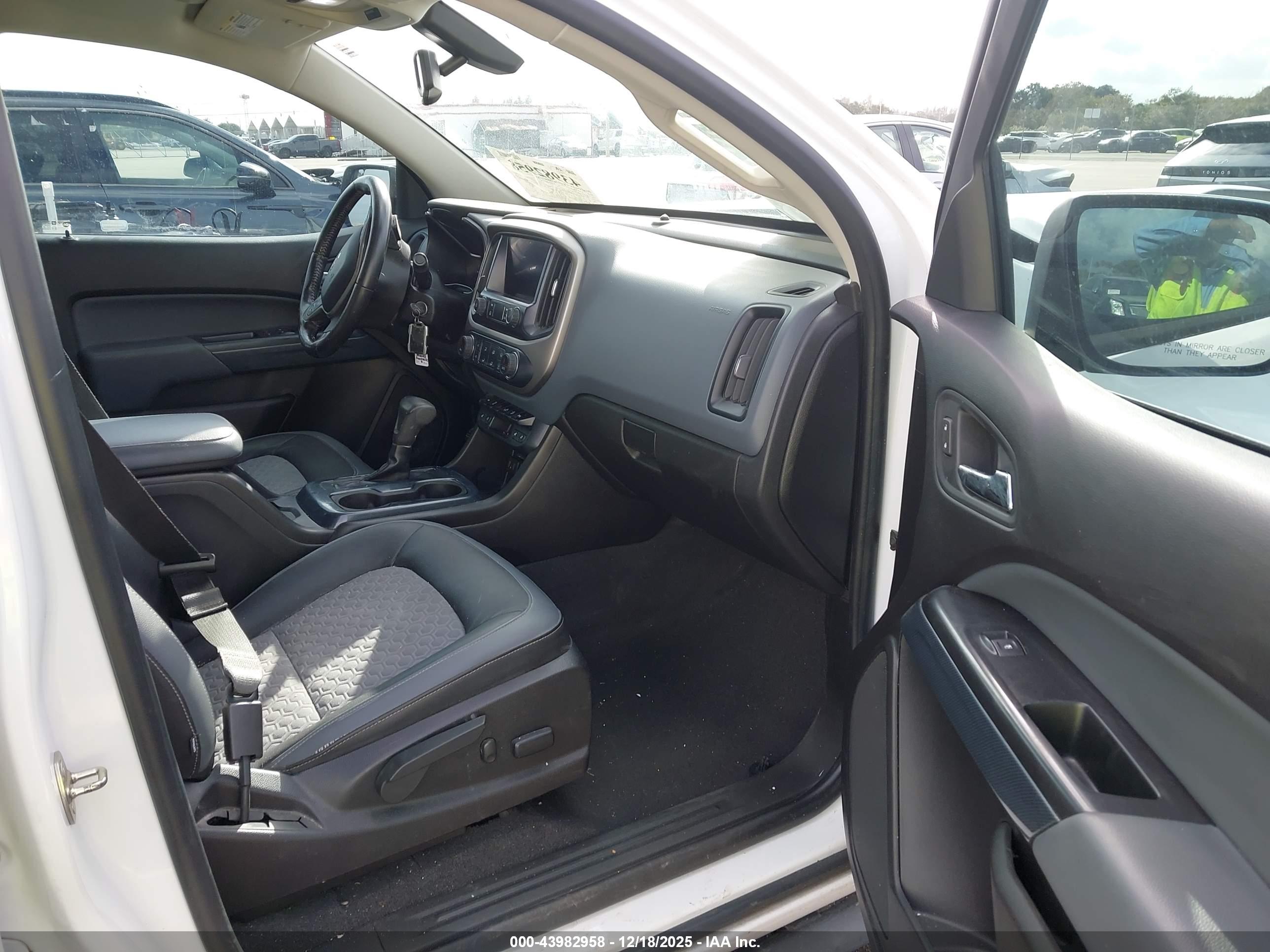 CHEVROLET COLORADO image 5