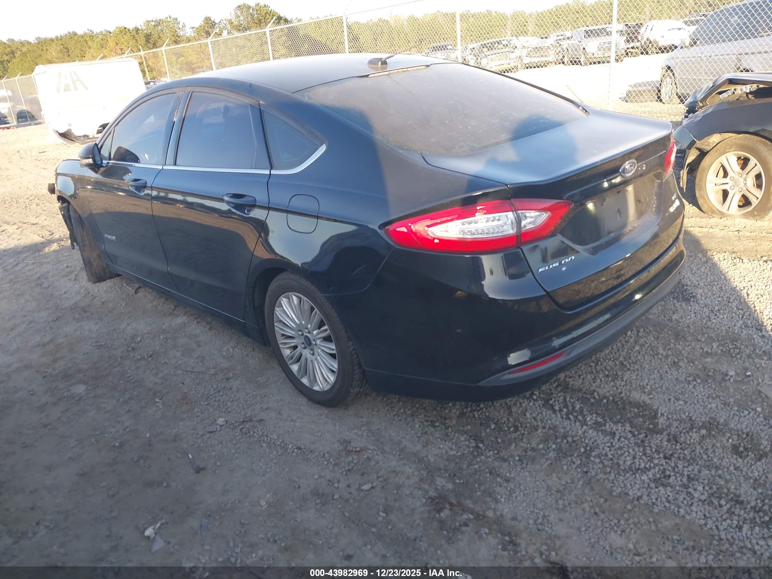 FORD FUSION image 3