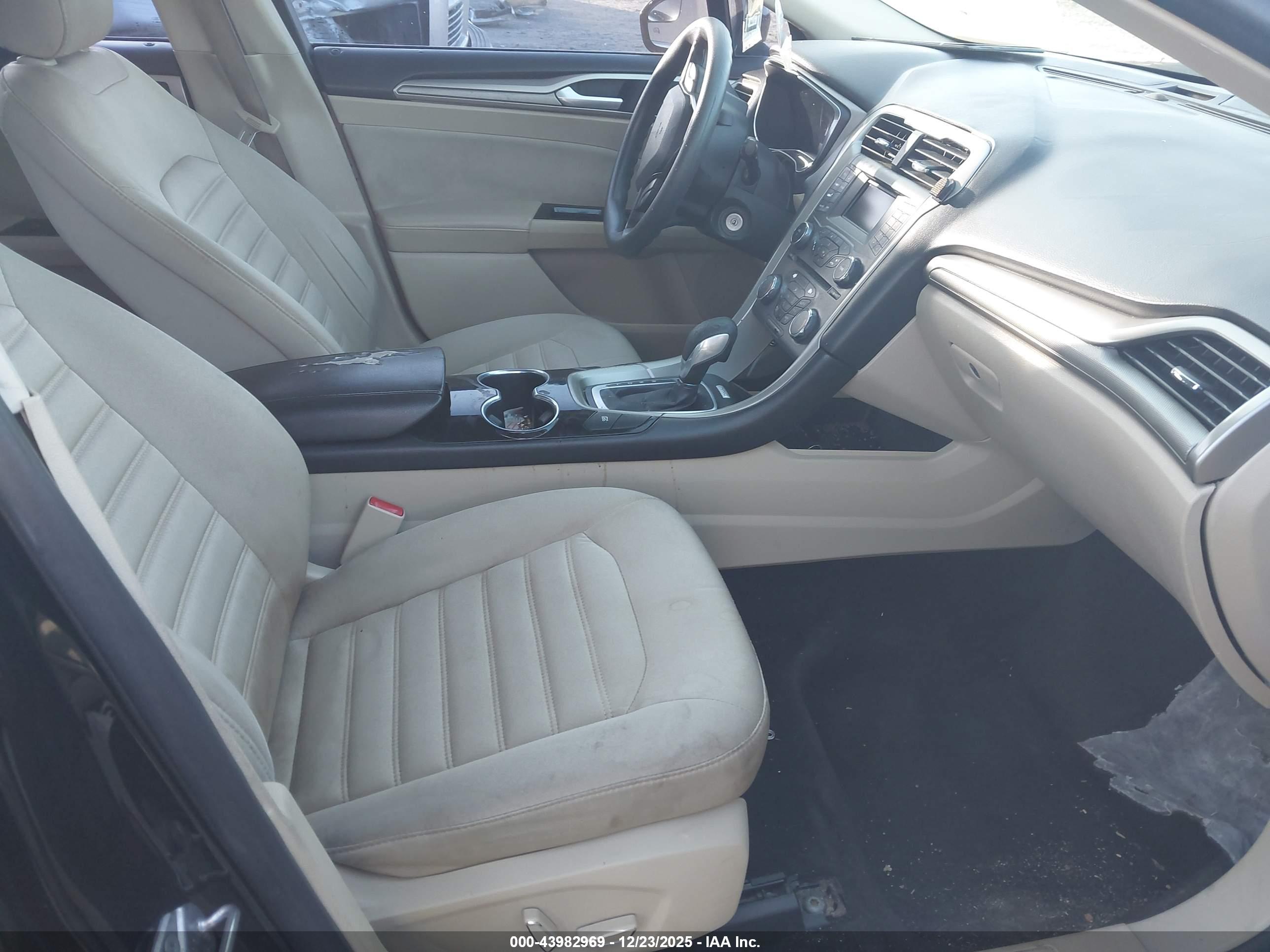 FORD FUSION image 5