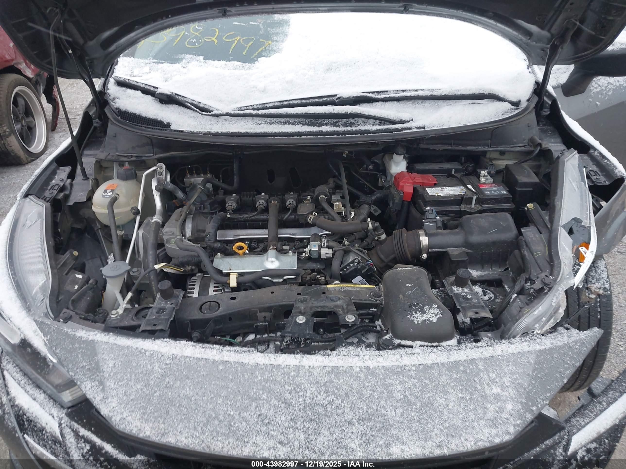 NISSAN VERSA image 10
