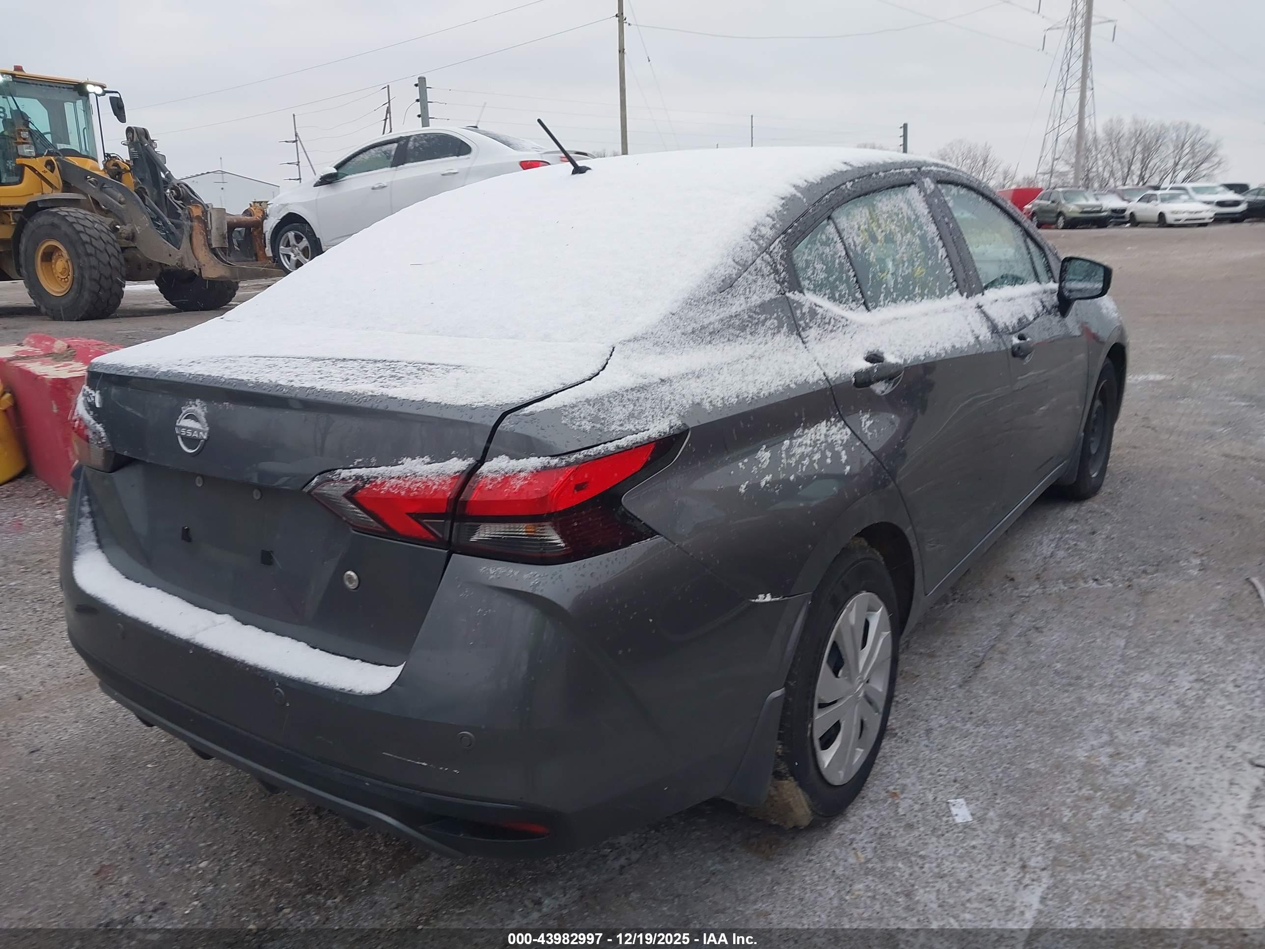 NISSAN VERSA image 4