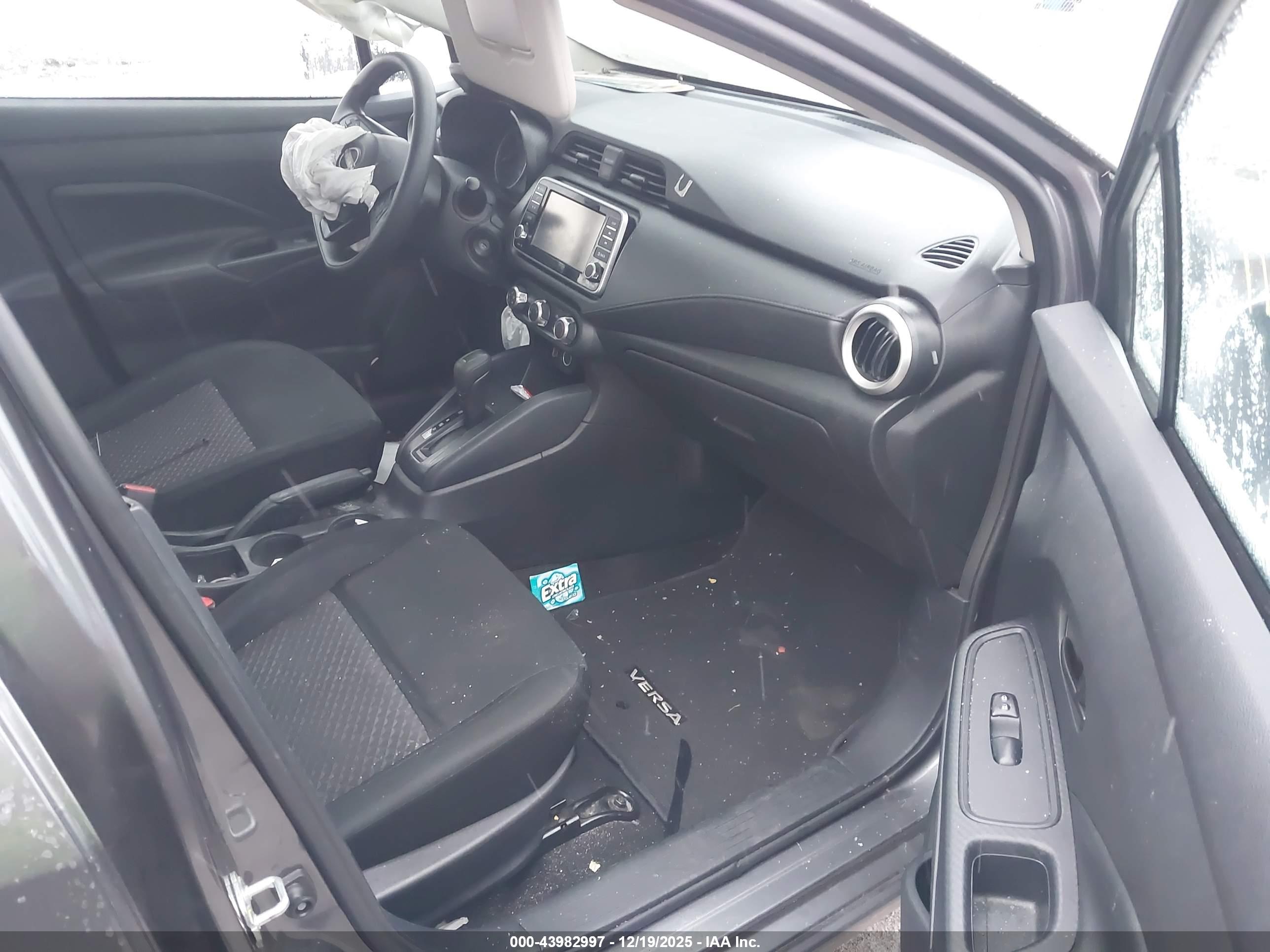 NISSAN VERSA image 5