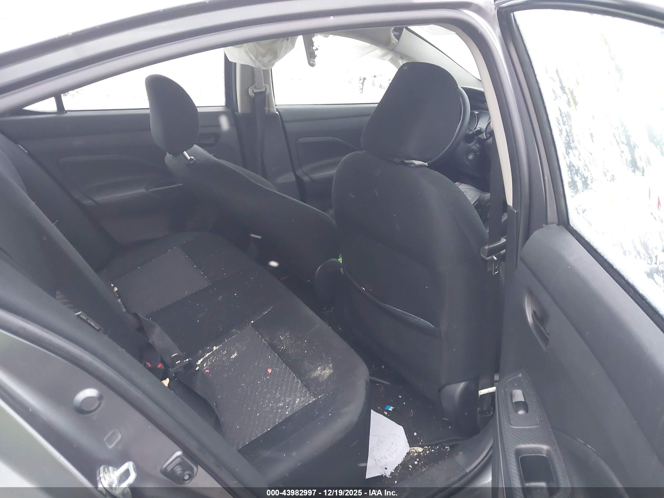 NISSAN VERSA image 8