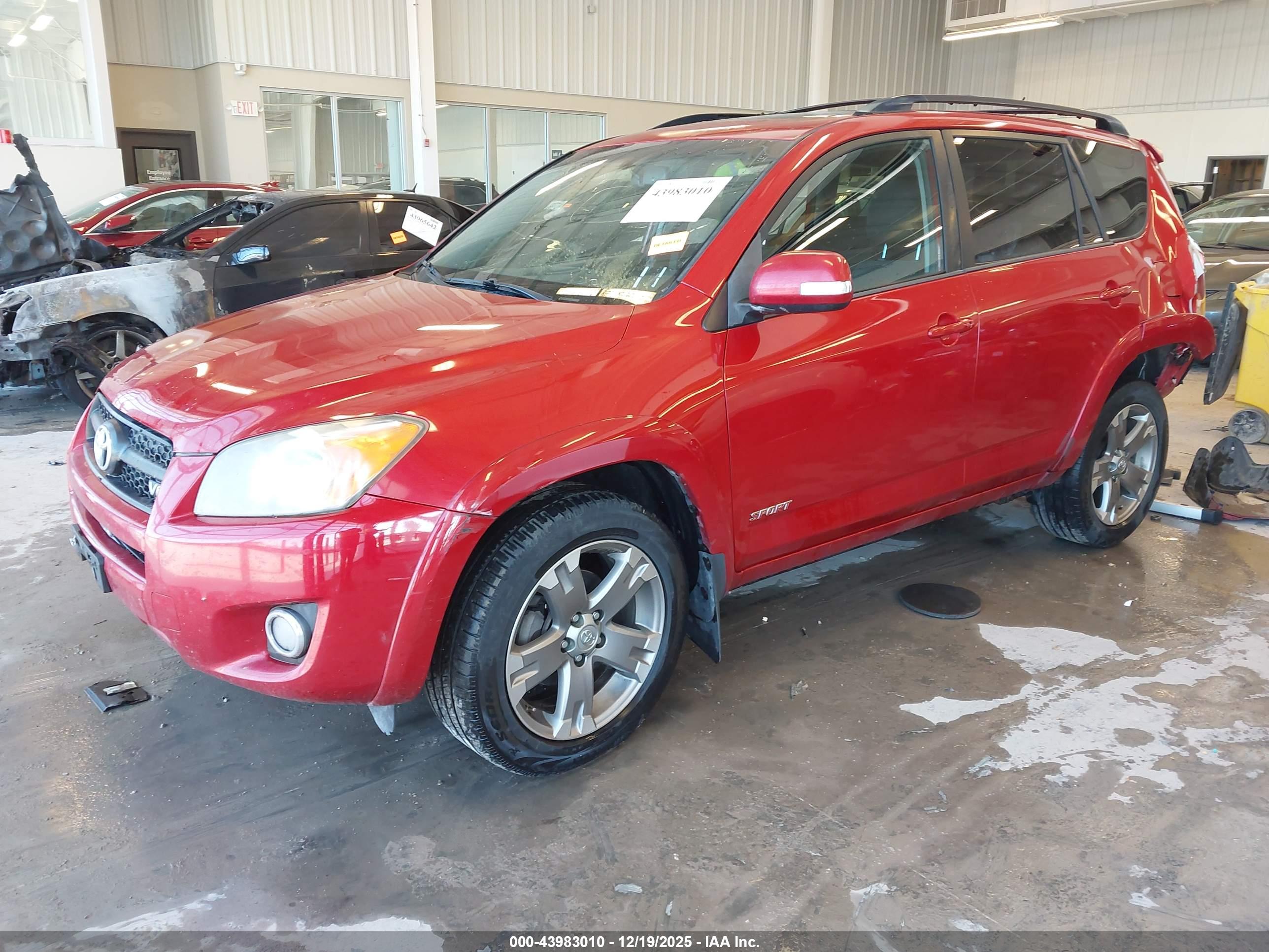 TOYOTA RAV4 image 2