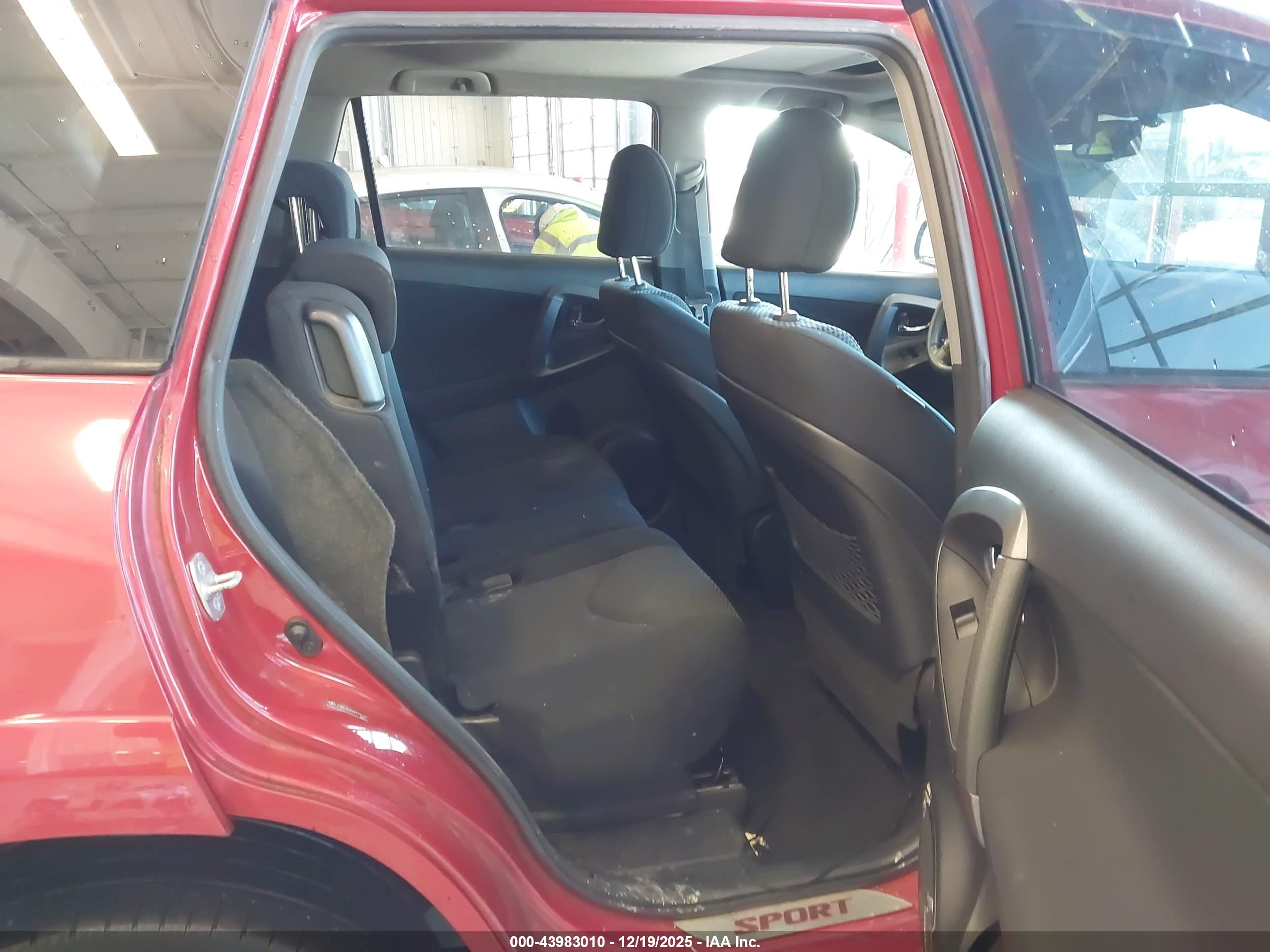 TOYOTA RAV4 image 8