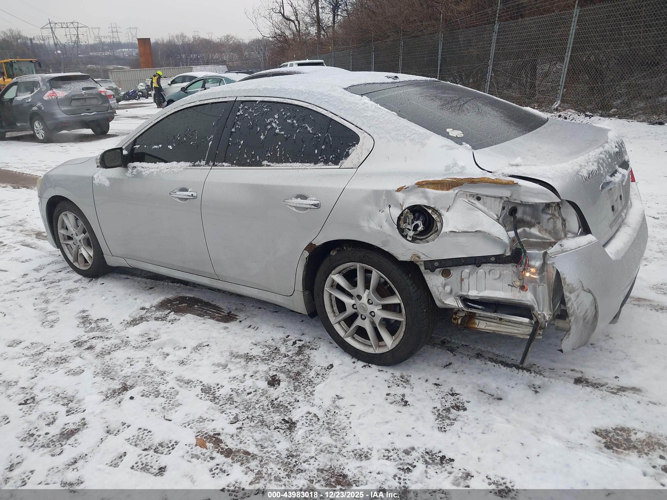 NISSAN MAXIMA image 3