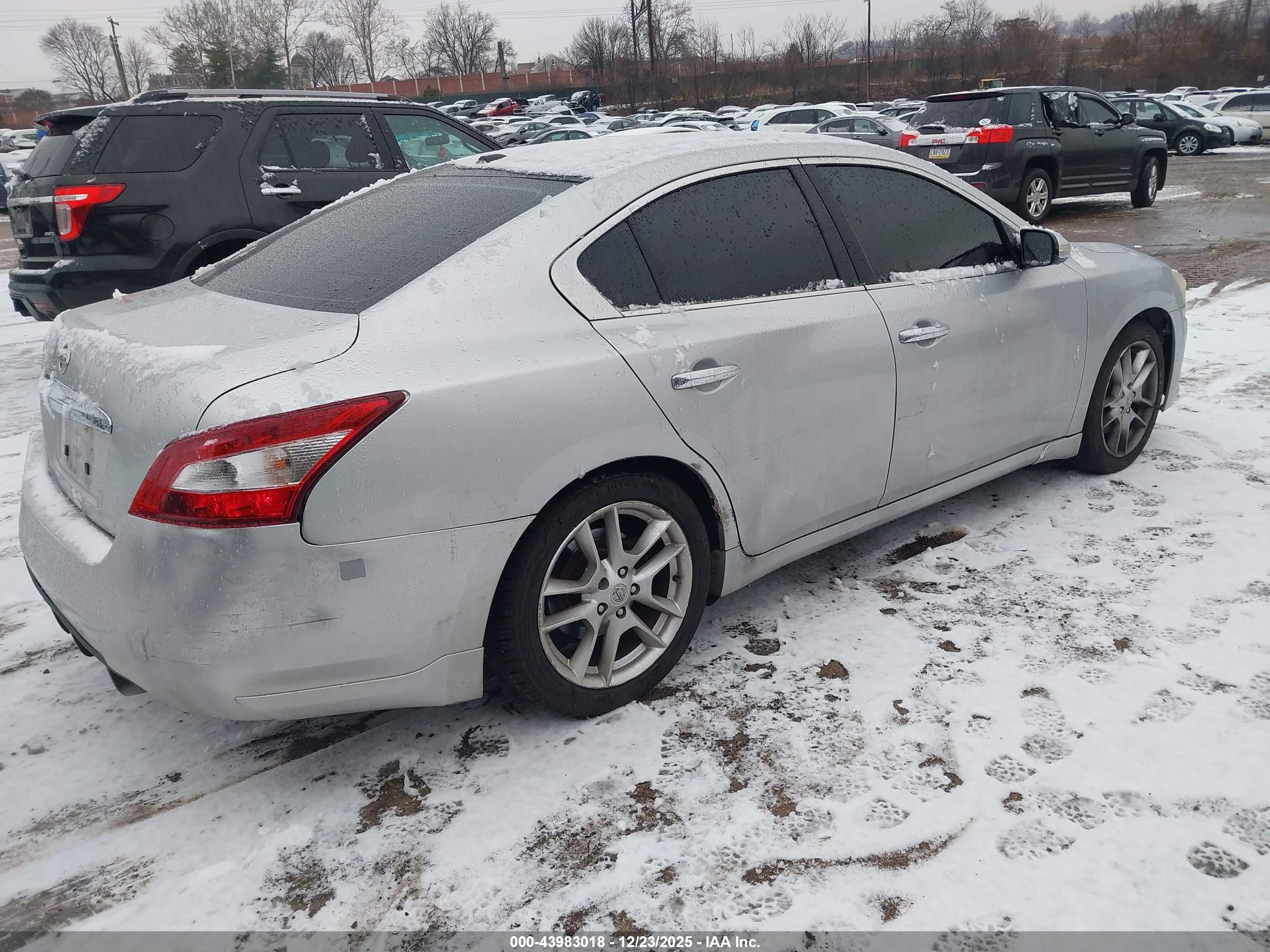NISSAN MAXIMA image 4