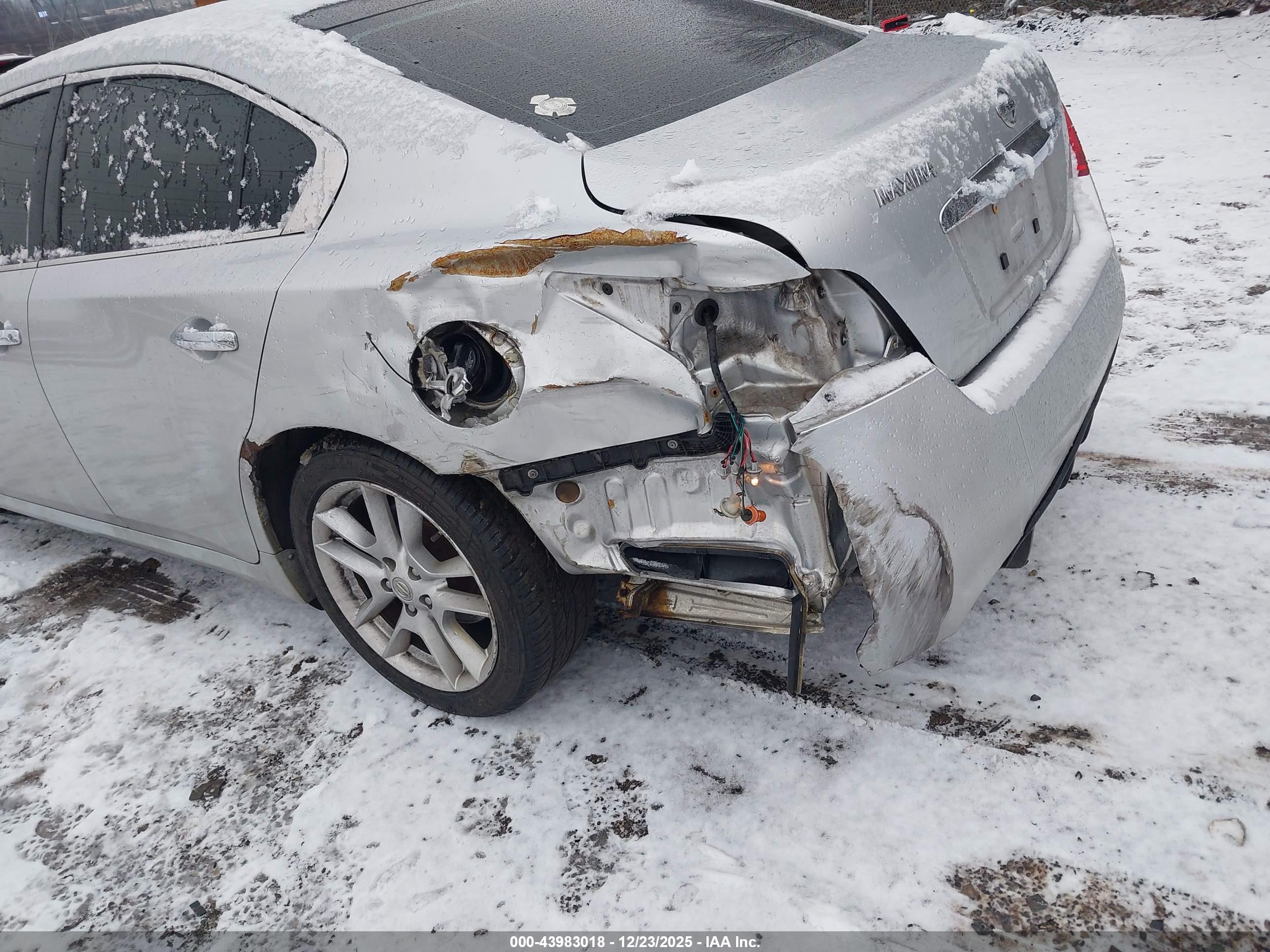 NISSAN MAXIMA image 6