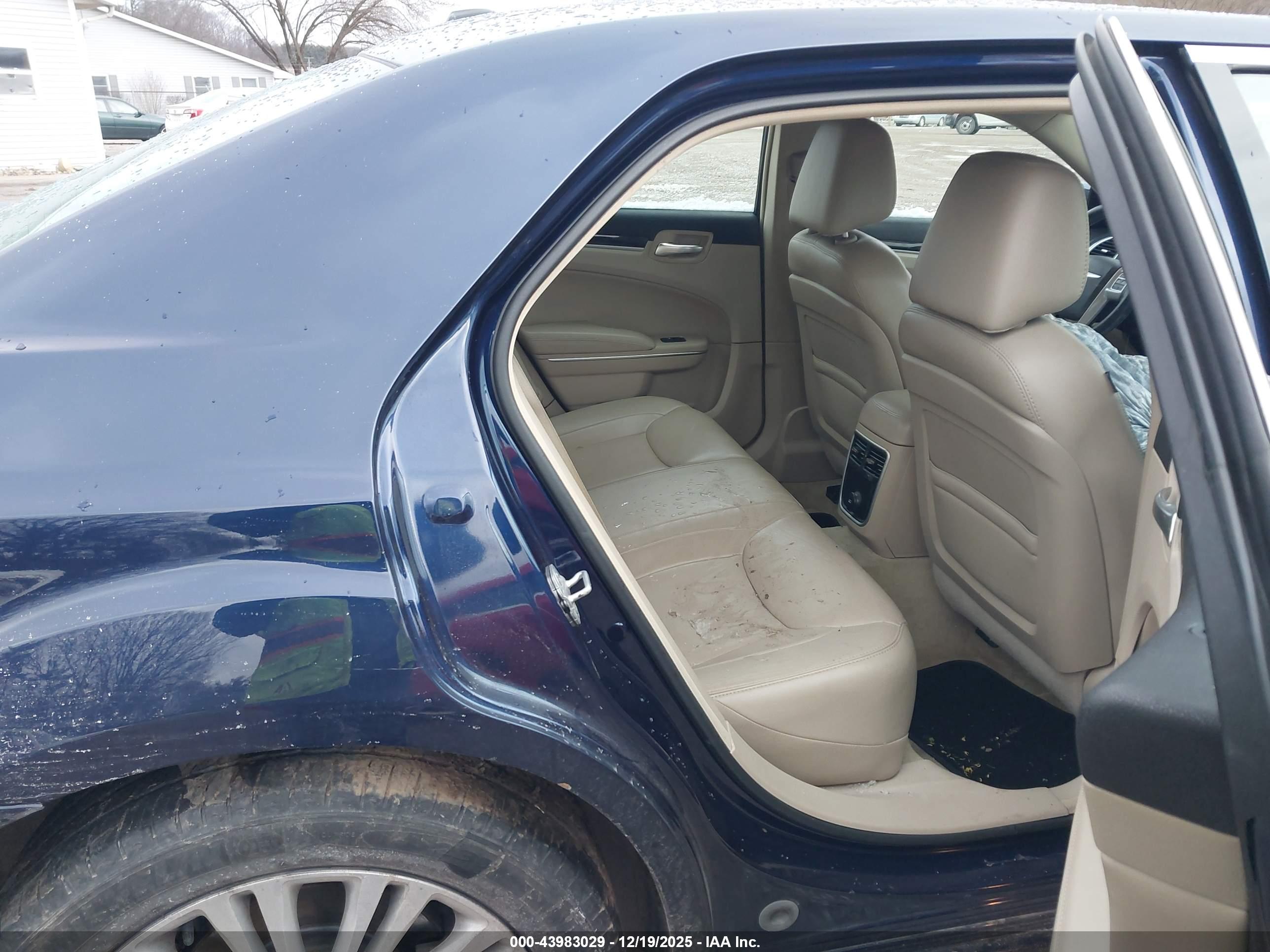CHRYSLER 300 image 8