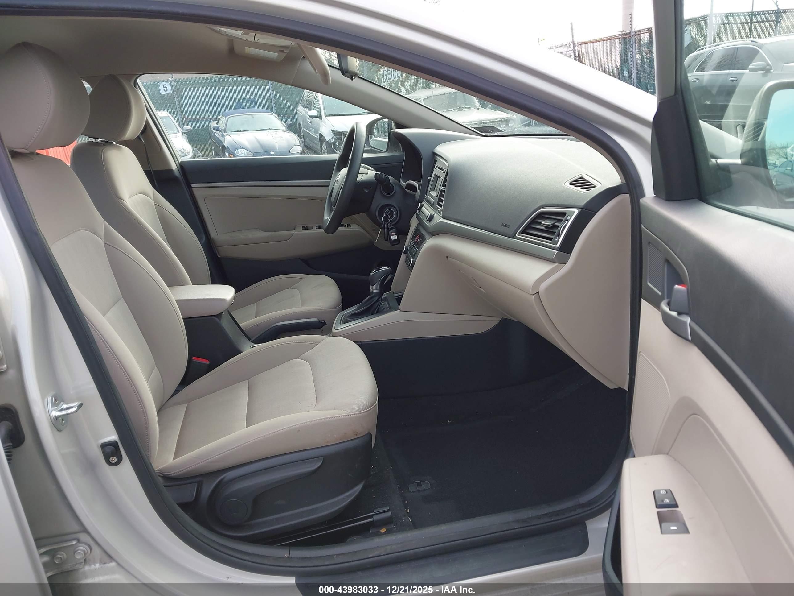 HYUNDAI ELANTRA image 5