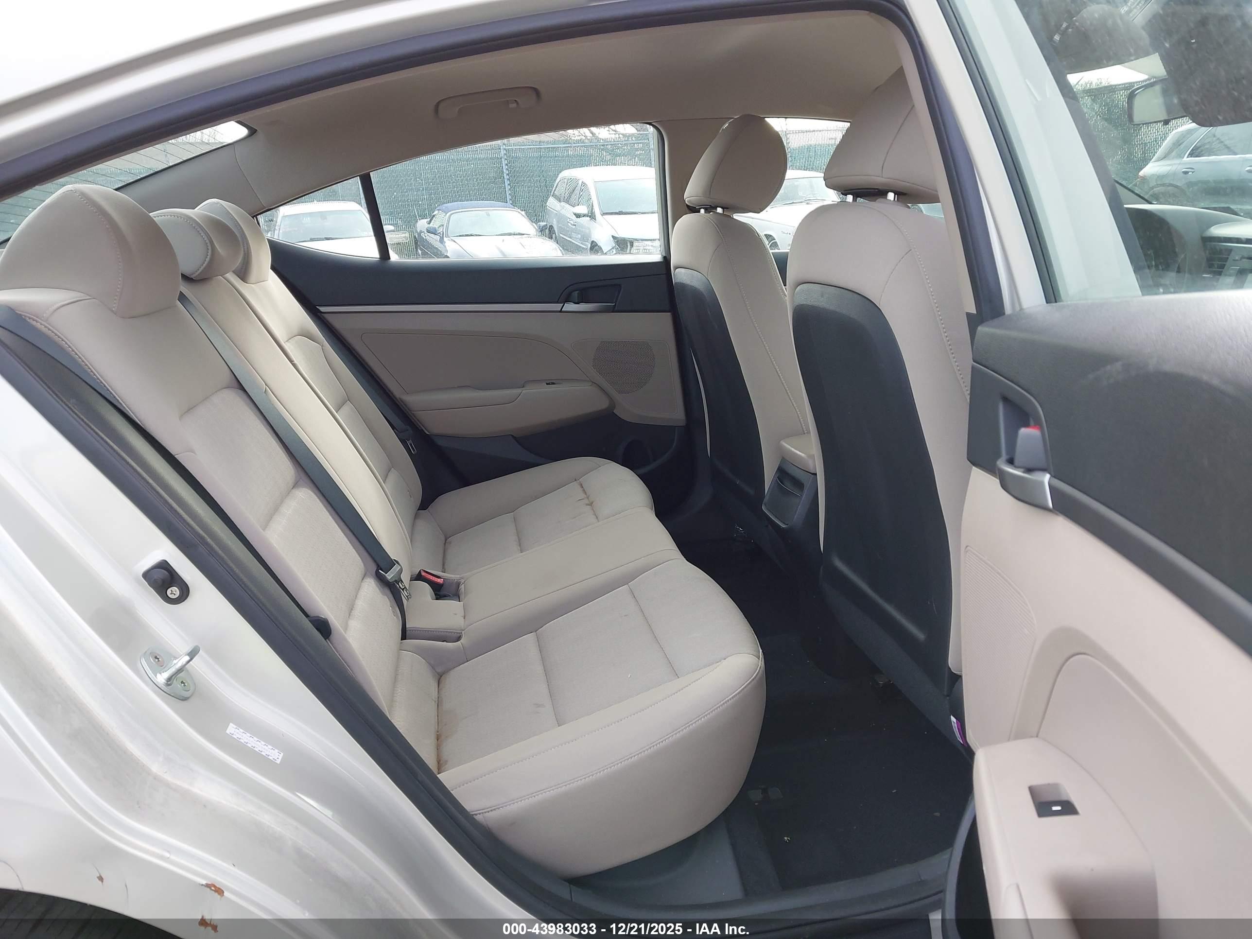 HYUNDAI ELANTRA image 8