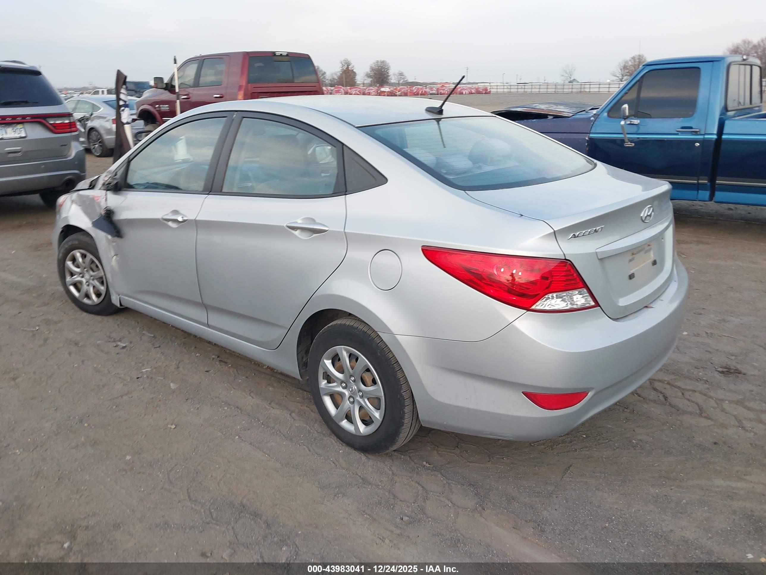 HYUNDAI ACCENT image 3