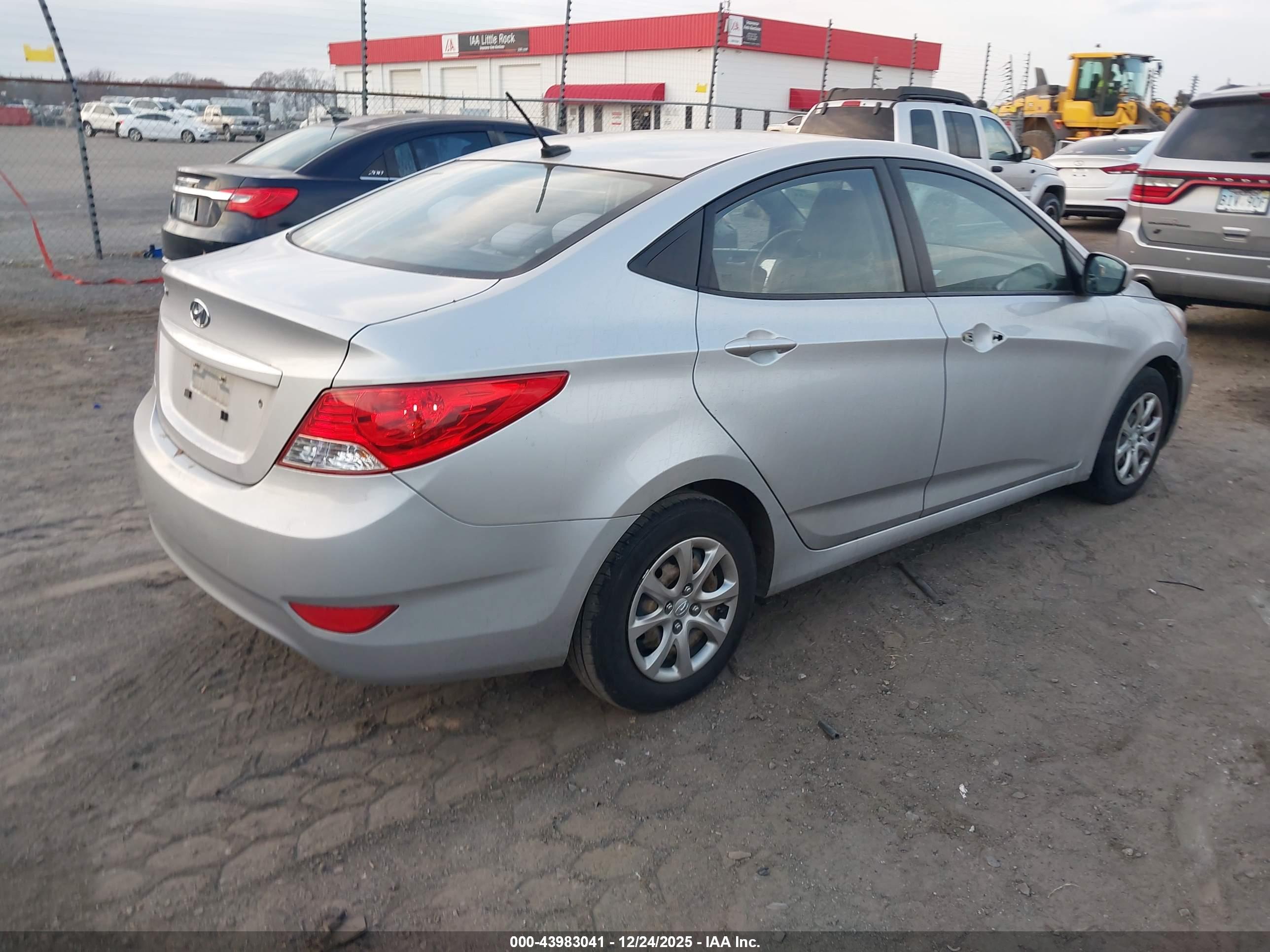 HYUNDAI ACCENT image 4
