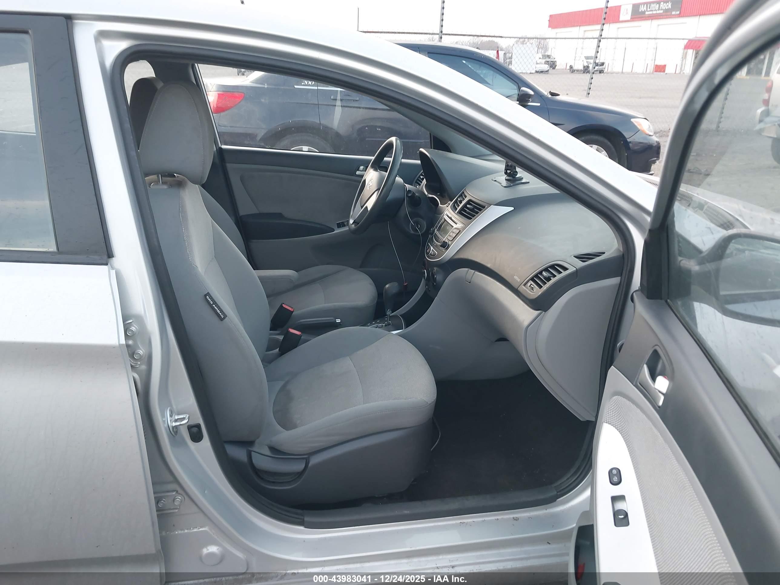 HYUNDAI ACCENT image 5