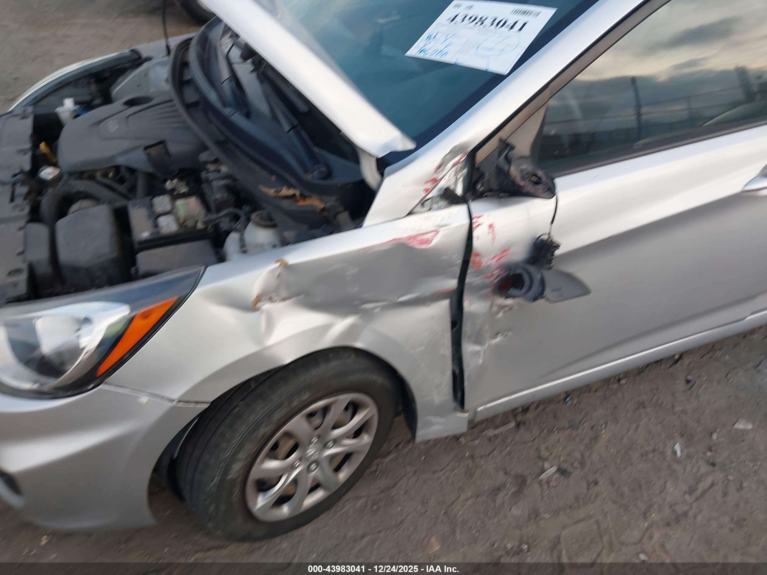 HYUNDAI ACCENT image 6