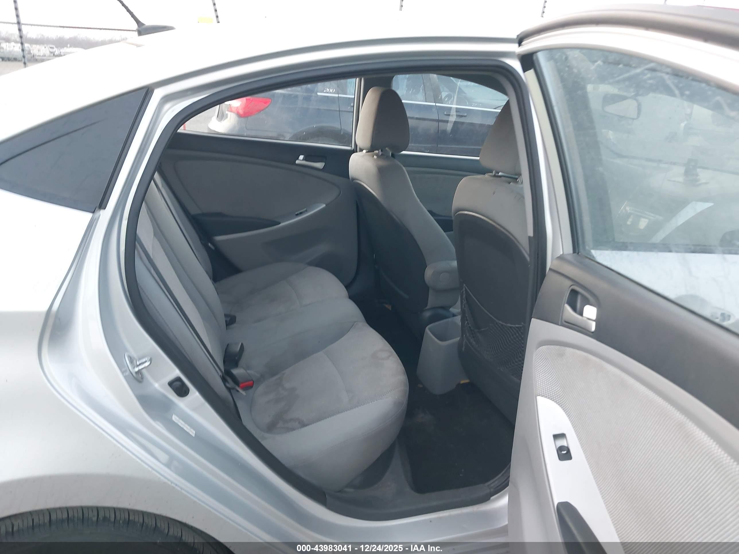 HYUNDAI ACCENT image 8