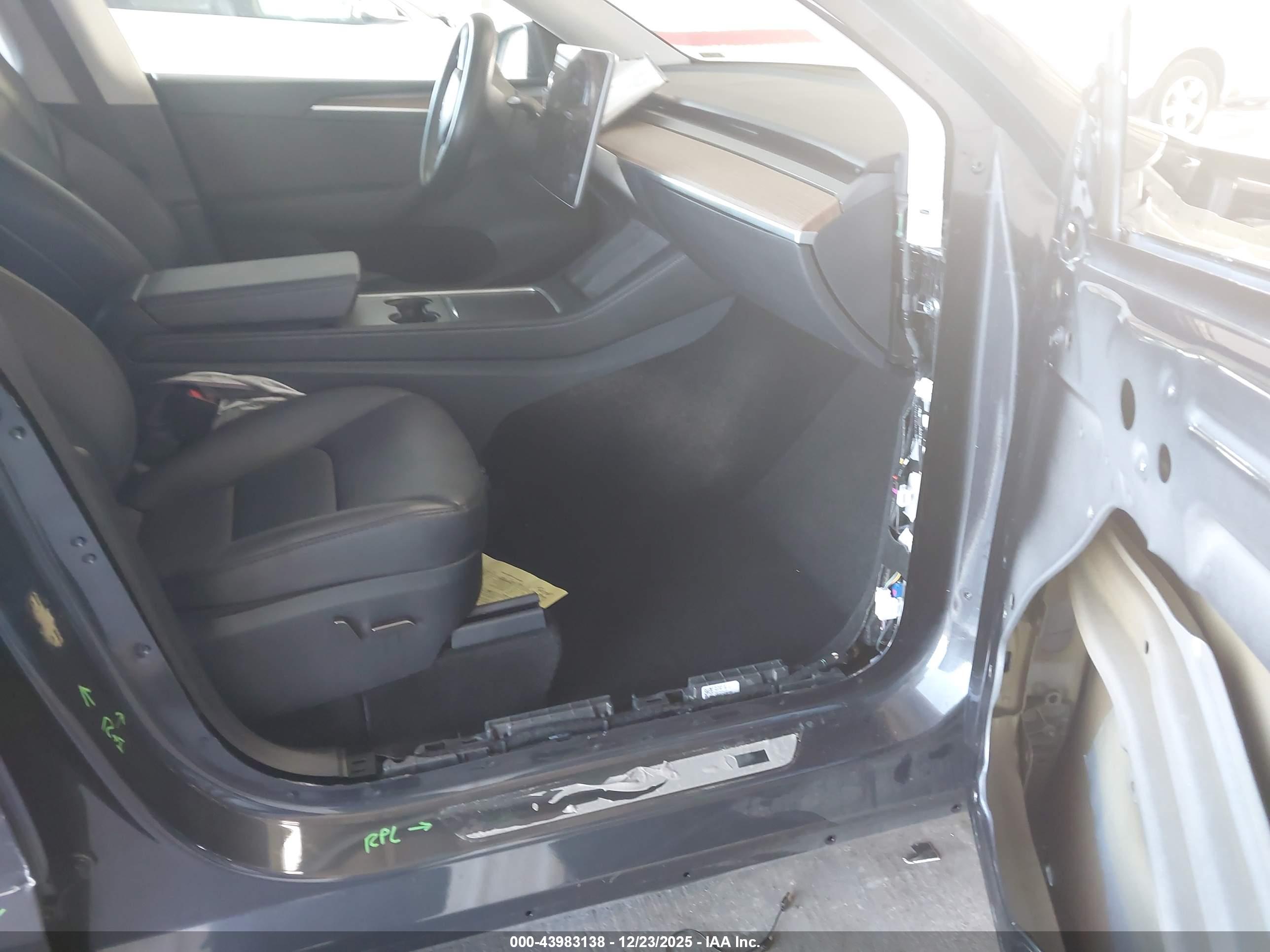 TESLA MODEL image 5