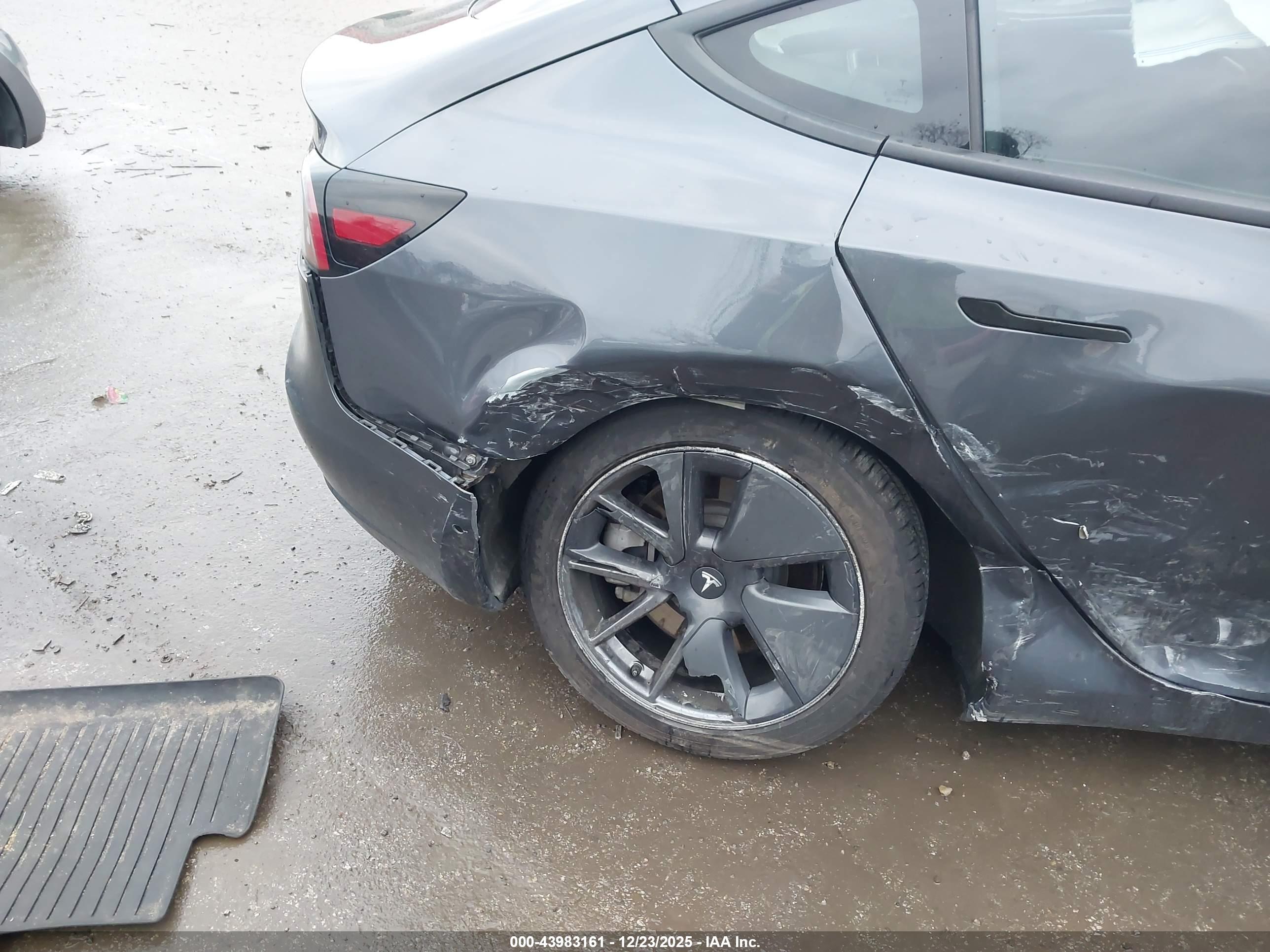 TESLA MODEL image 6