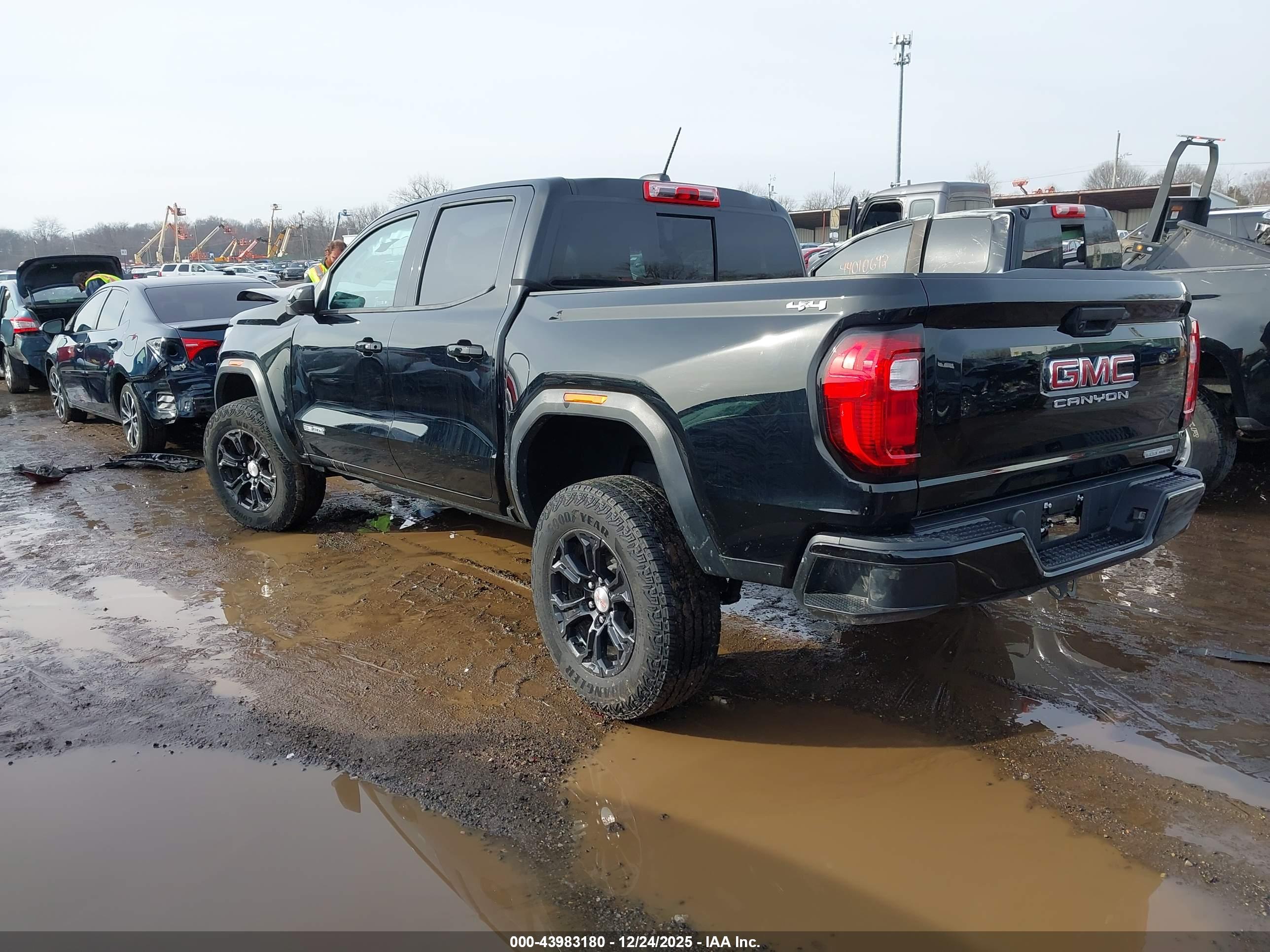 GMC CANYON image 3