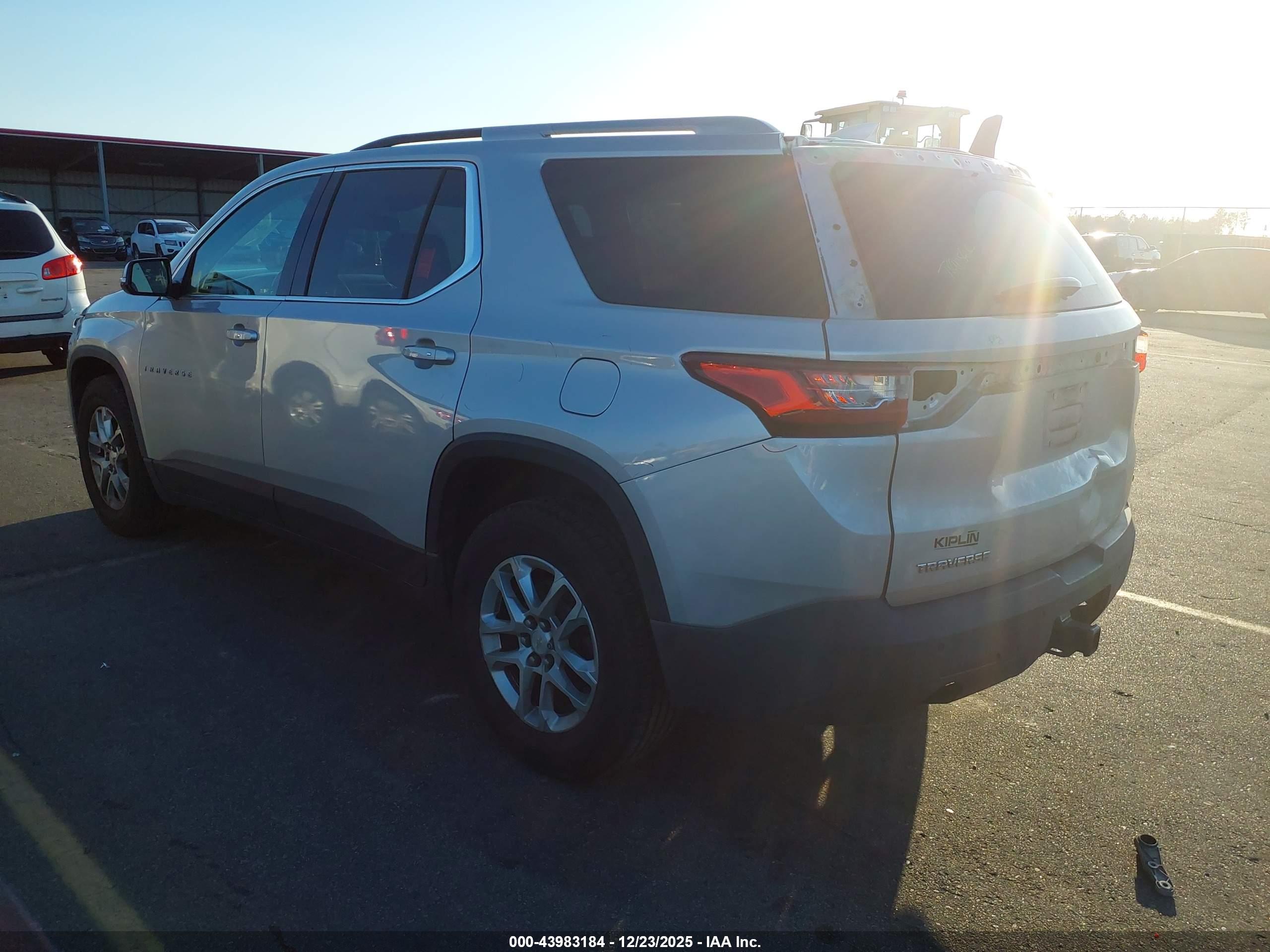 CHEVROLET TRAVERSE image 3