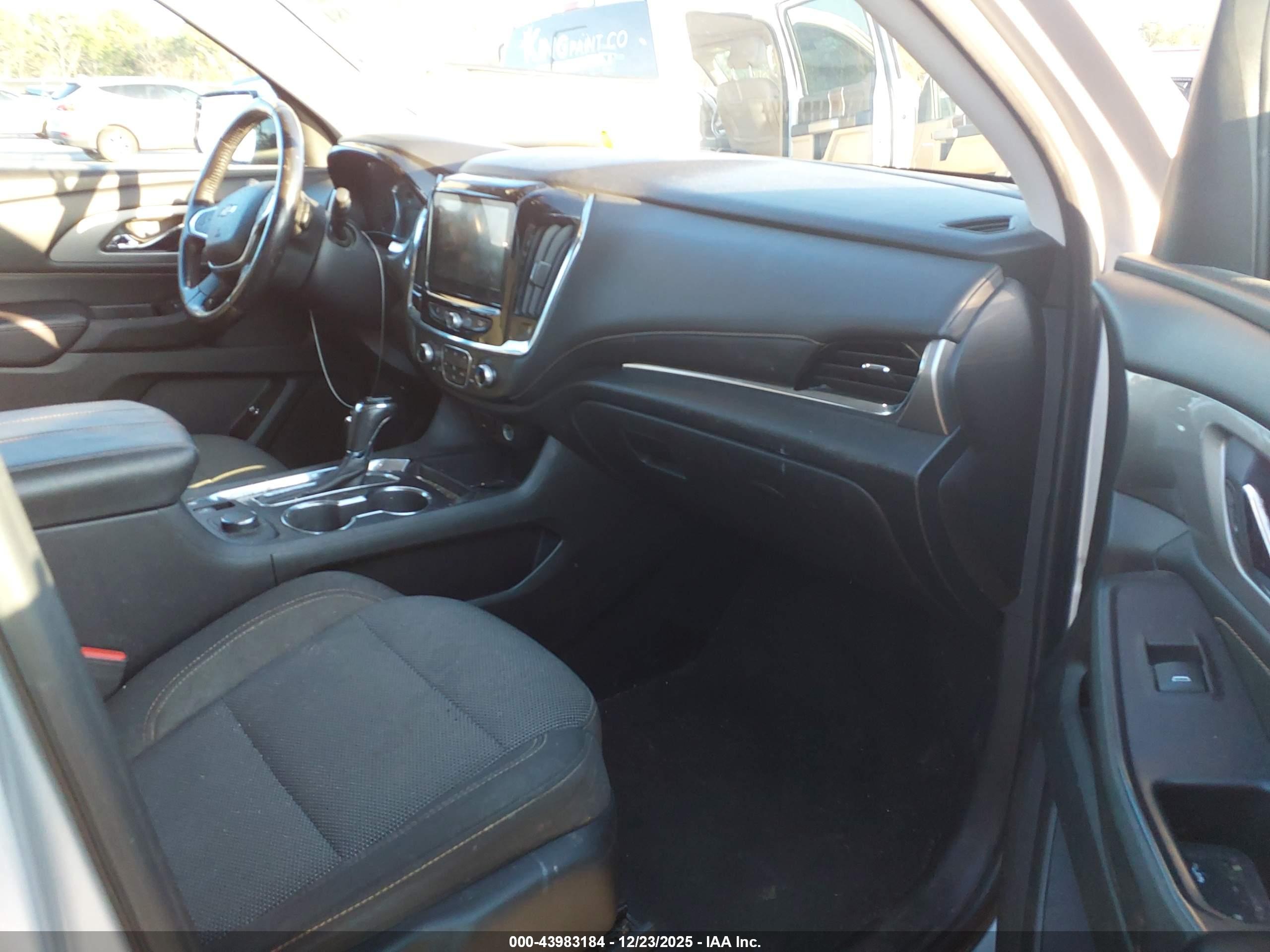 CHEVROLET TRAVERSE image 5
