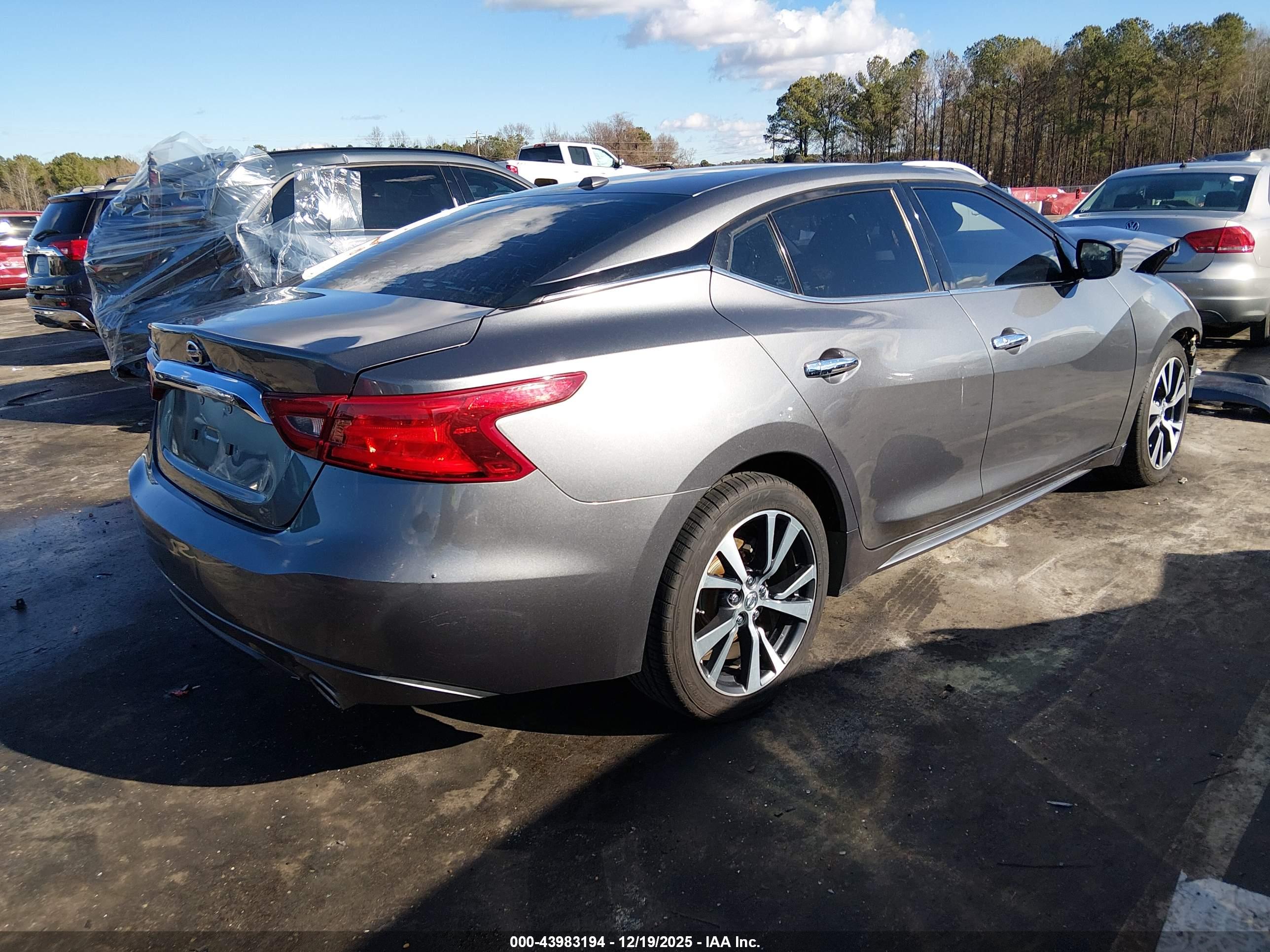 NISSAN MAXIMA image 4