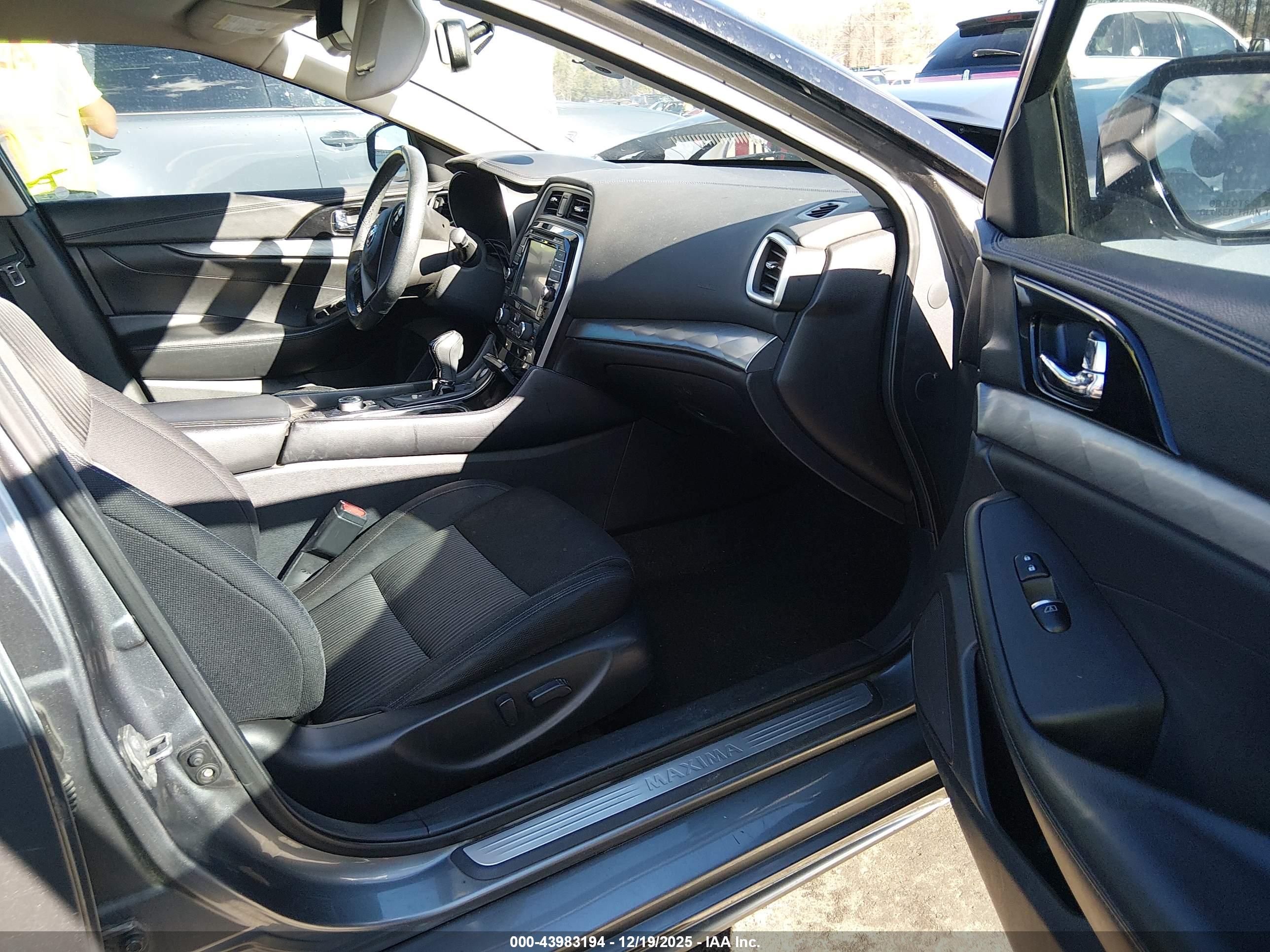 NISSAN MAXIMA image 5