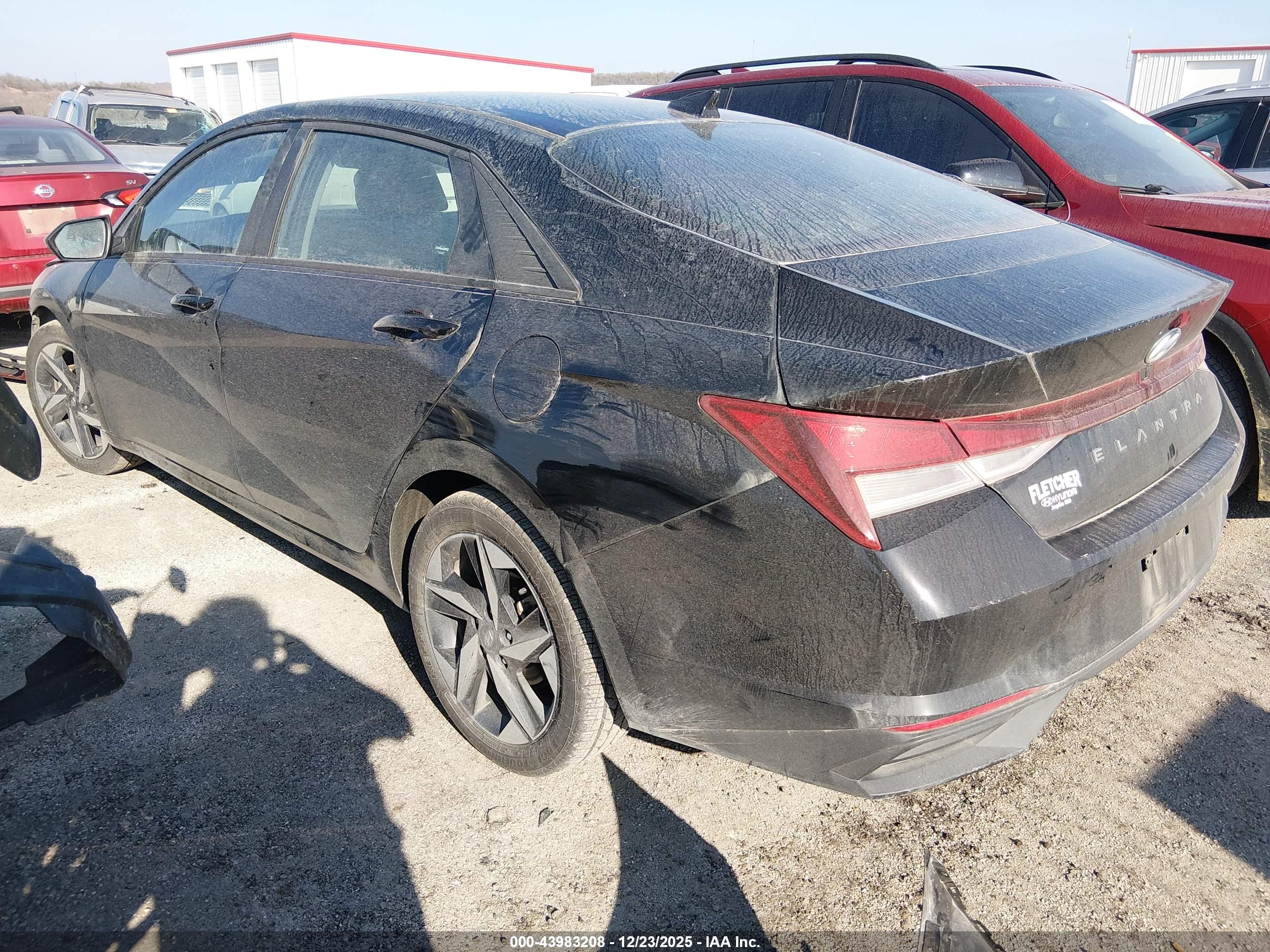 HYUNDAI ELANTRA image 3
